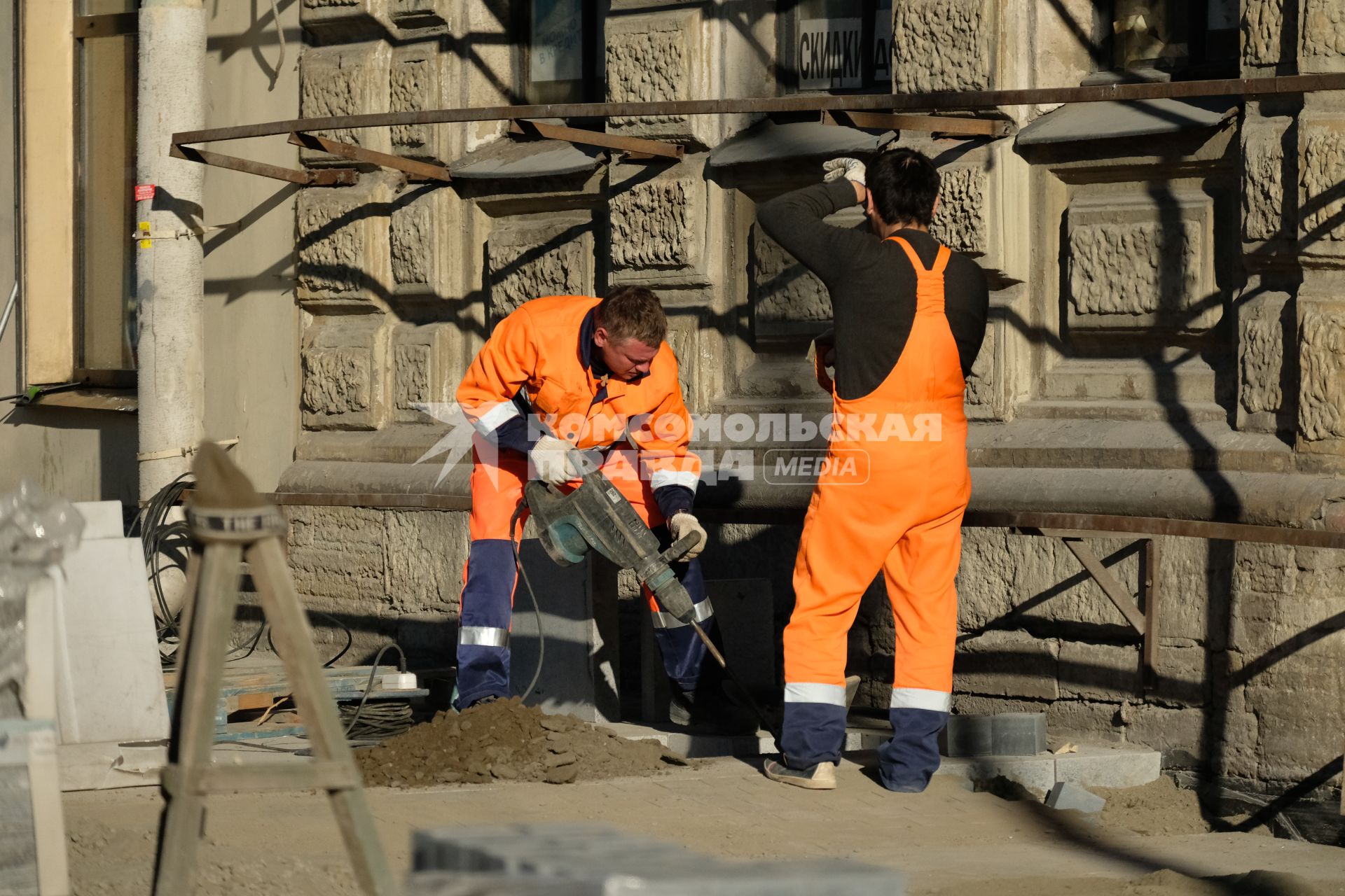 Санкт-Петербург. Рабочие укладывают тротуарную плитку.