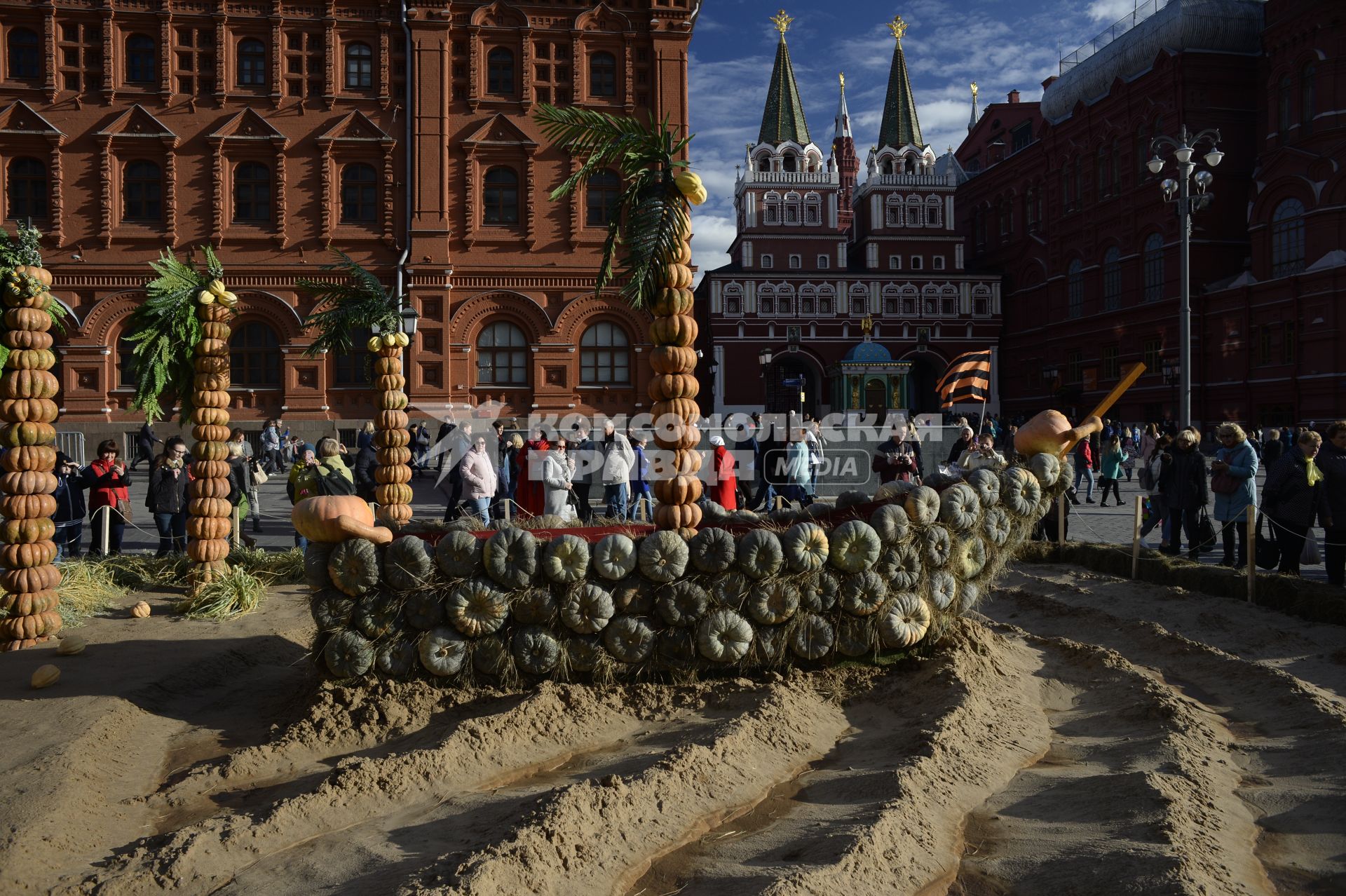 Москва.  Фестиваль `Золотая осень` на  Манежной площади.