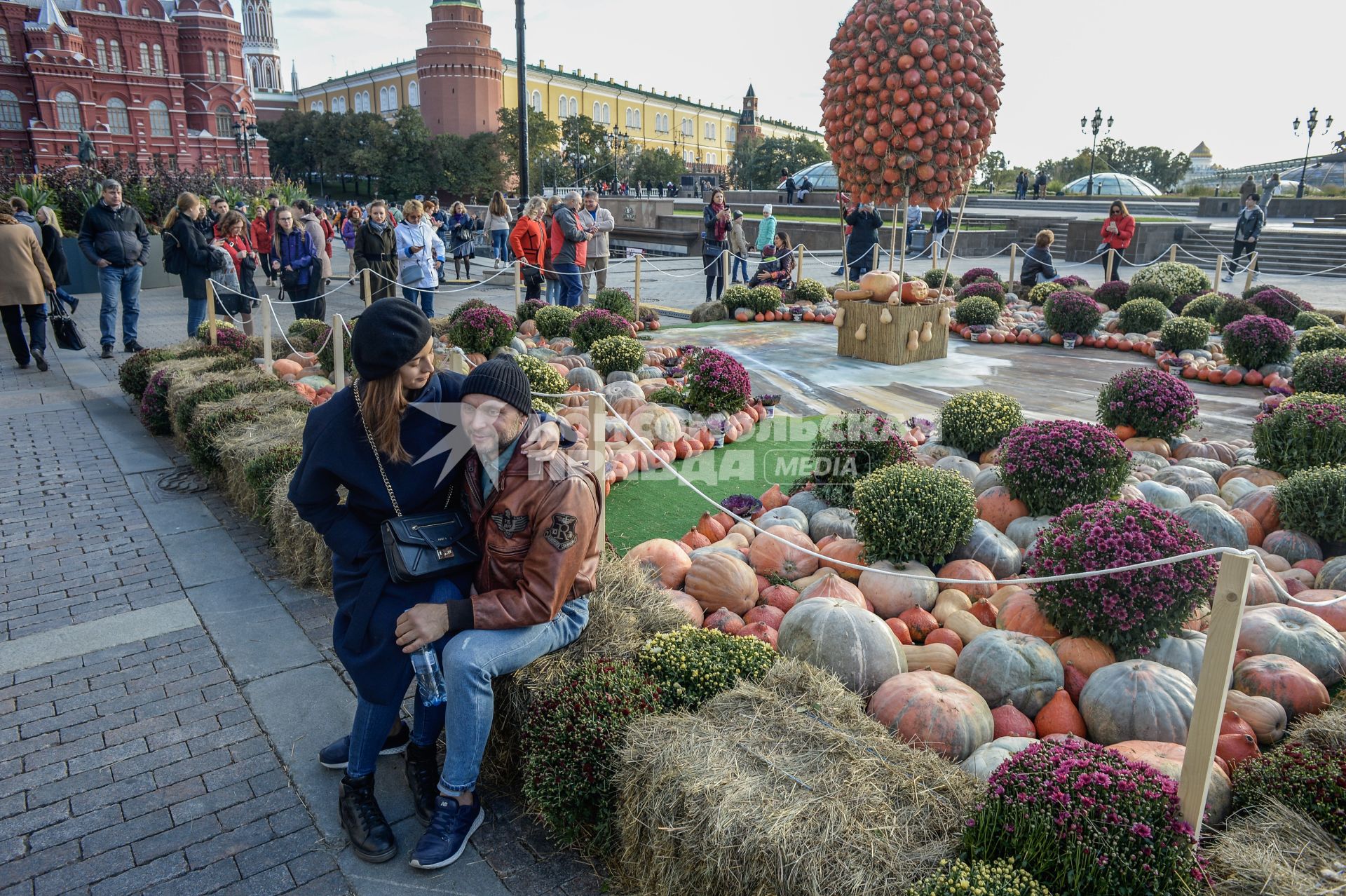 Москва.  Посетители фестиваля `Золотая осень` на  Манежной площади.