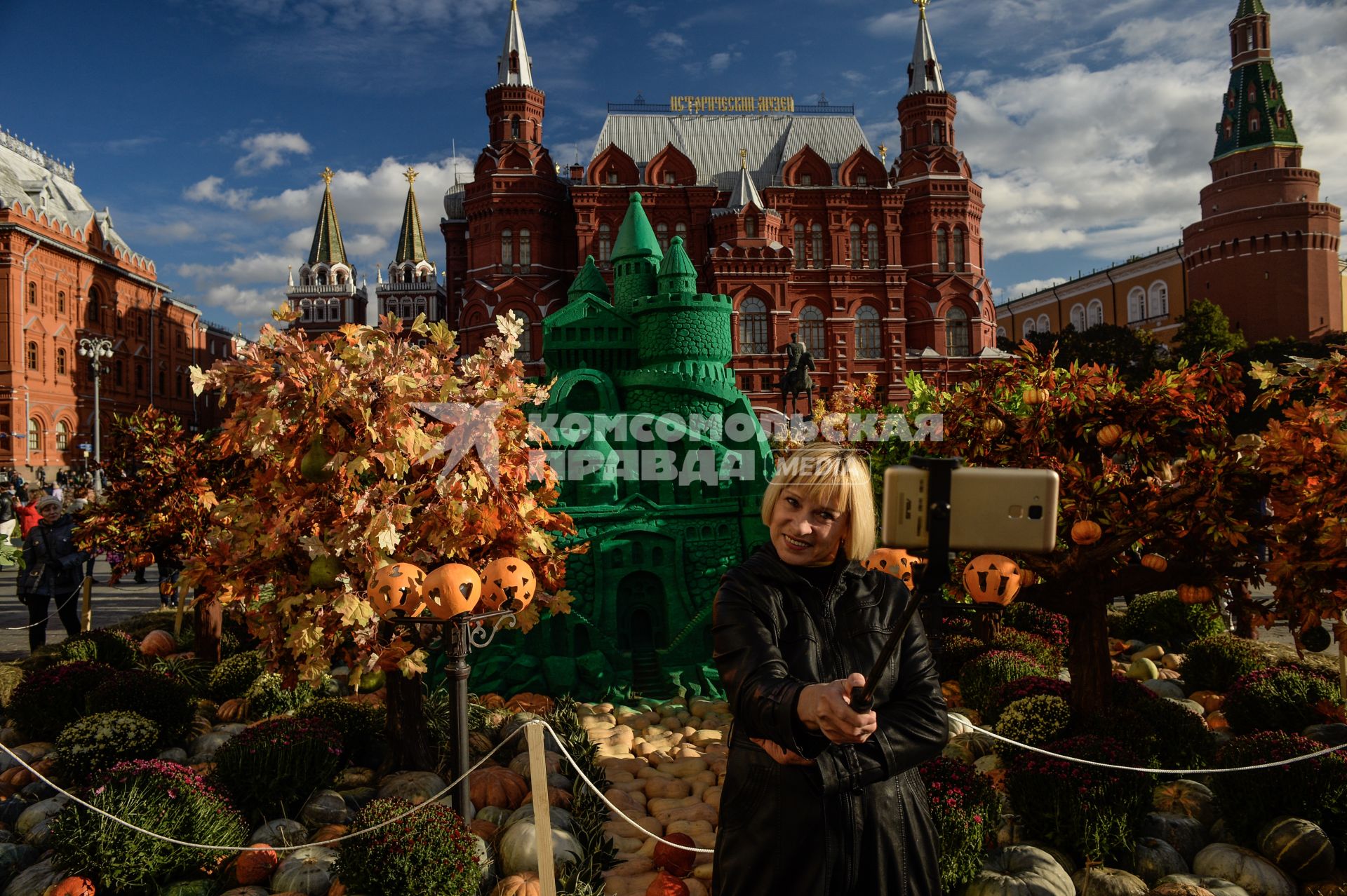 Москва.  Посетительница фестиваля `Золотая осень` на  Манежной площади.