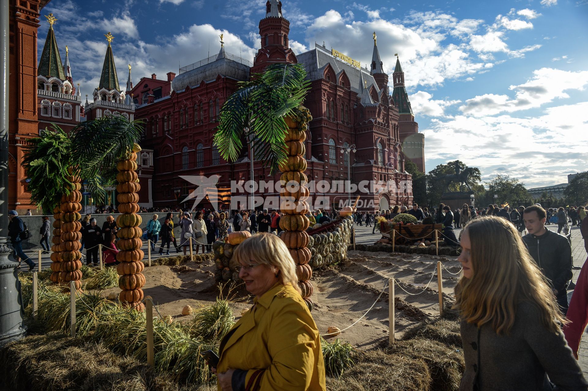 Москва.  Посетители фестиваля `Золотая осень` на  Манежной площади.