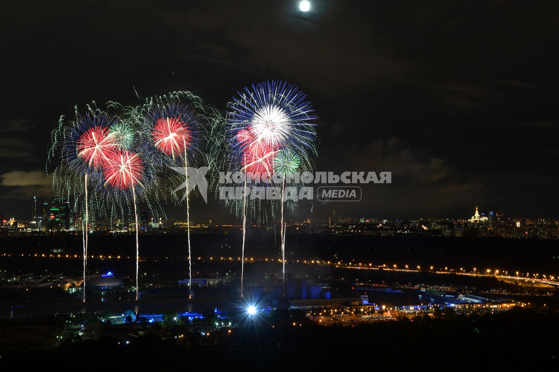 Москва.  Церемония закрытия международного фестиваля `Круг Света` на Гребном канале.