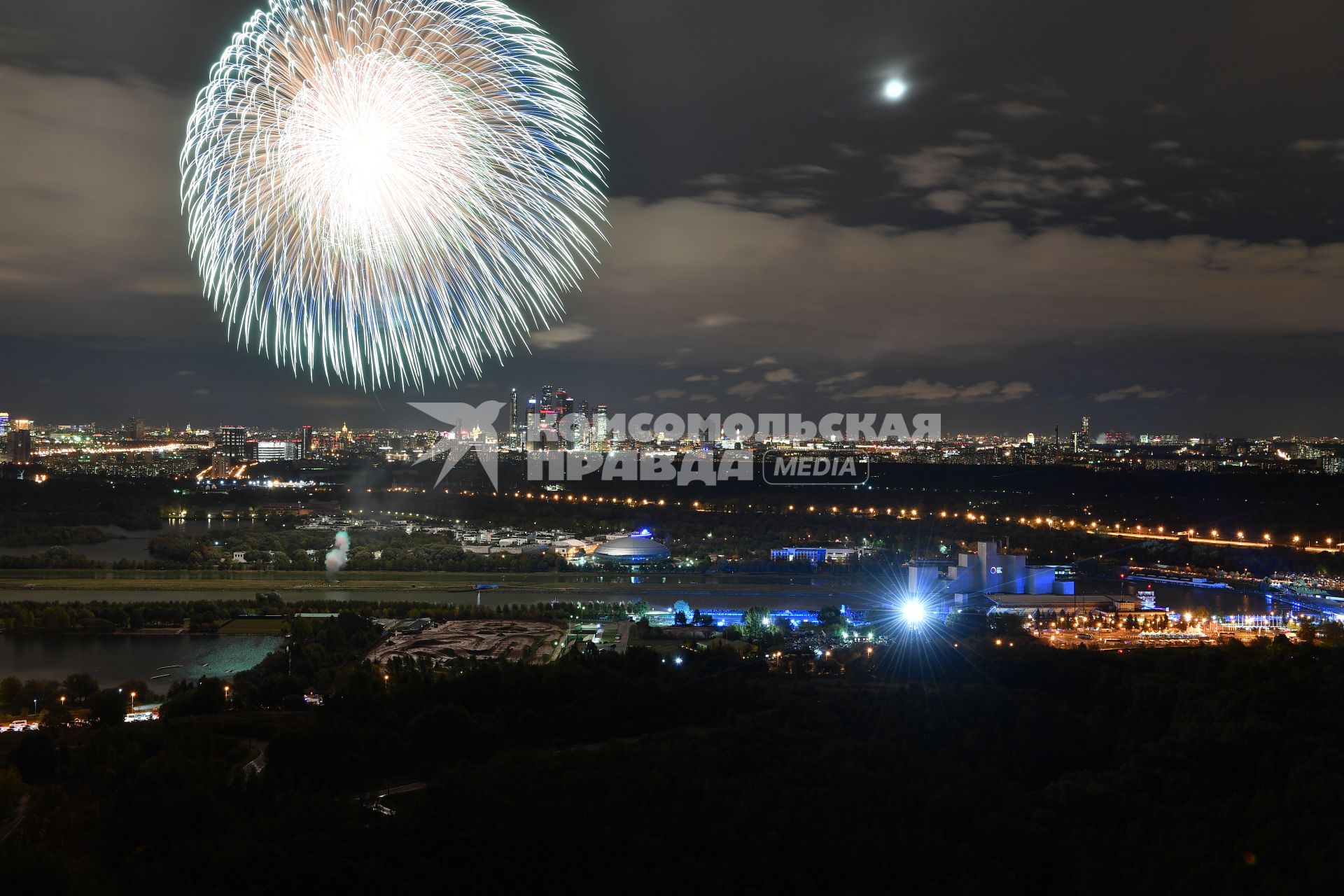 Москва.  Церемония закрытия международного фестиваля `Круг Света` на Гребном канале.