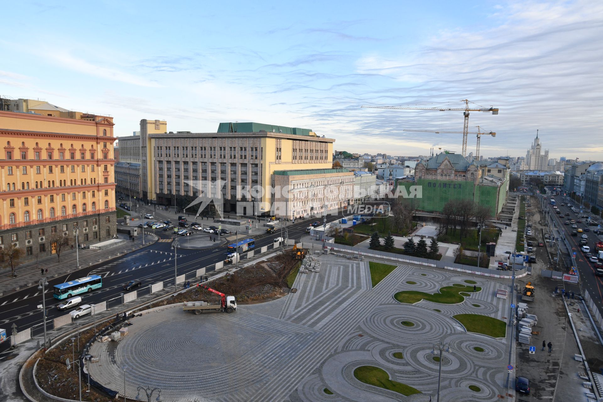 Москва.  Вид на высотное здание на Котельнической набережной, Лубянский проезд и Политехнический музей.