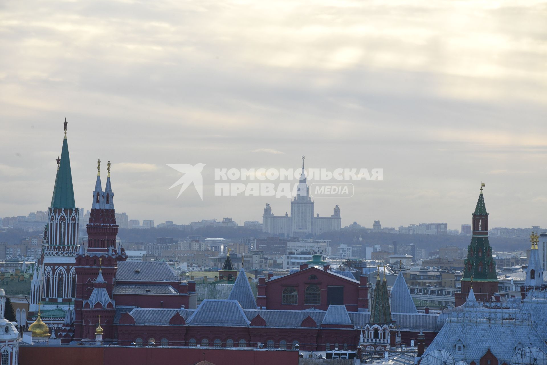 Москва.  Вид на  башни и крыши Кремля.