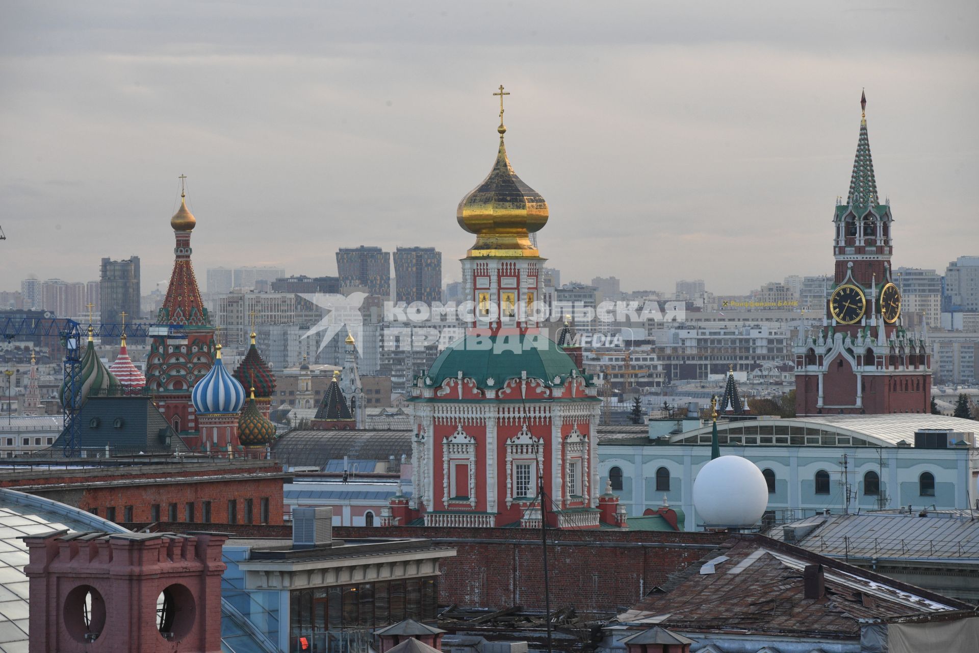 Москва.  Вид на  Спасскую башню Кремля, купола храма Василия Блаженного, и на собор Спаса Нерукотворного Образа.