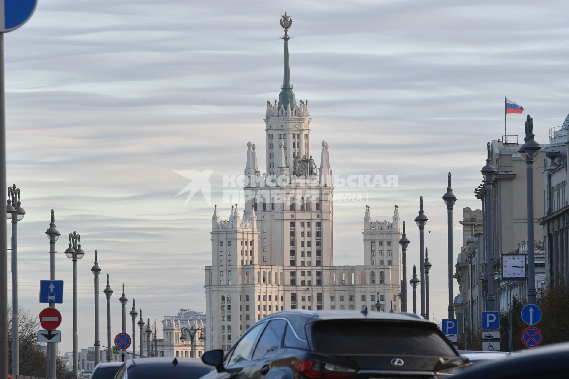 Москва.  Вид на высотное здание на Котельнической набережной.