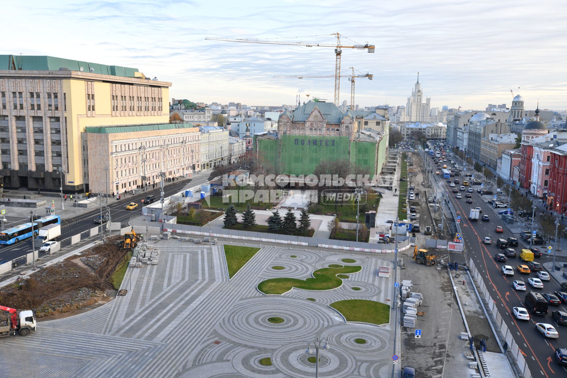 Москва.  Вид на высотное здание на Котельнической набережной, Лубянский проезд и Политехнический музей.