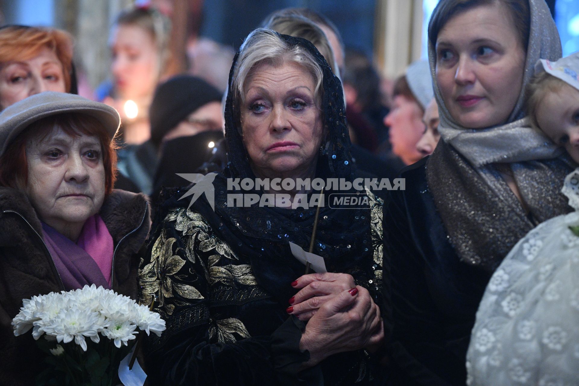 Москва. Вдова Николая Караченцова Людмила Поргина на отпевании актера  Николая Караченцова в храме Воскресения Славущего на Успенском Вражке.