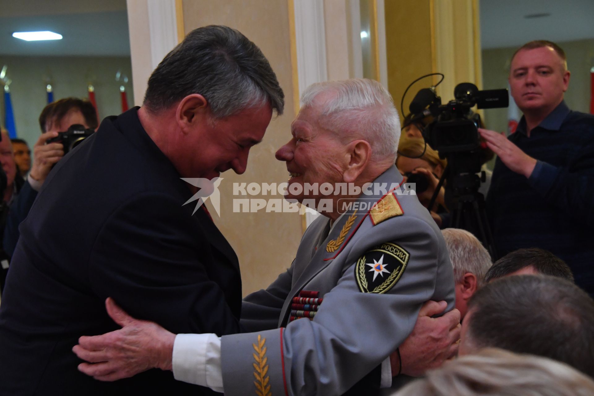 Москва. Вице-спикер Совета Федерации РФ Юрий Воробьев и генерал-лейтенант в отставке  ветеран вов Дмитрий Михайлик на  награждении  детей и подростков, проявивших мужество в экстримальных ситуациях и спасших человеческие жизни, в Совфеде РФ.