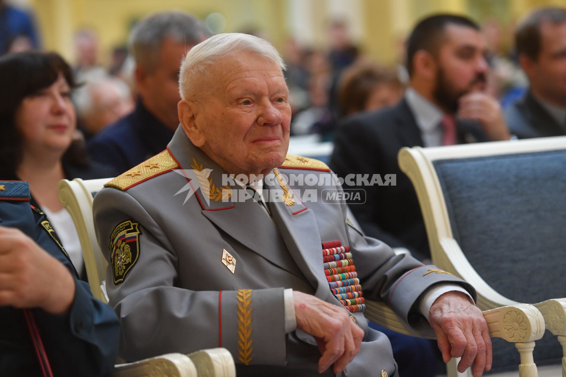 Москва. Генерал-лейтенант в отставке  ветеран вов Дмитрий Михайлик на  награждении  детей и подростков, проявивших мужество в экстримальных ситуациях и спасших человеческие жизни, в Совфеде РФ.