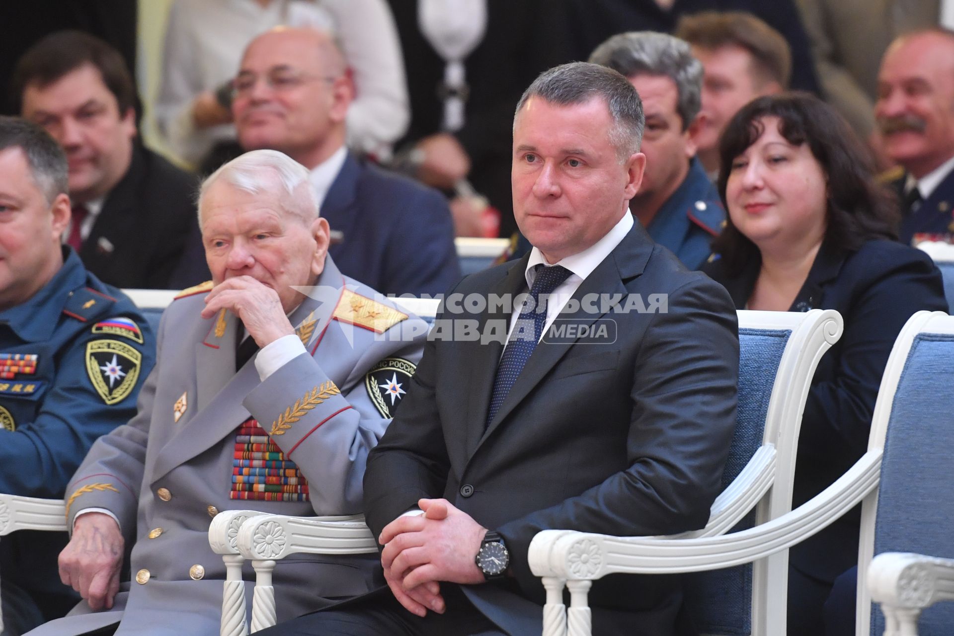 Москва. Генерал-лейтенант в отставке  ветеран вов Дмитрий Михайлик  и глава МЧС Евгений Зиничев на  награждении  детей и подростков, проявивших мужество в экстримальных ситуациях и спасших человеческие жизни, в Совфеде РФ.