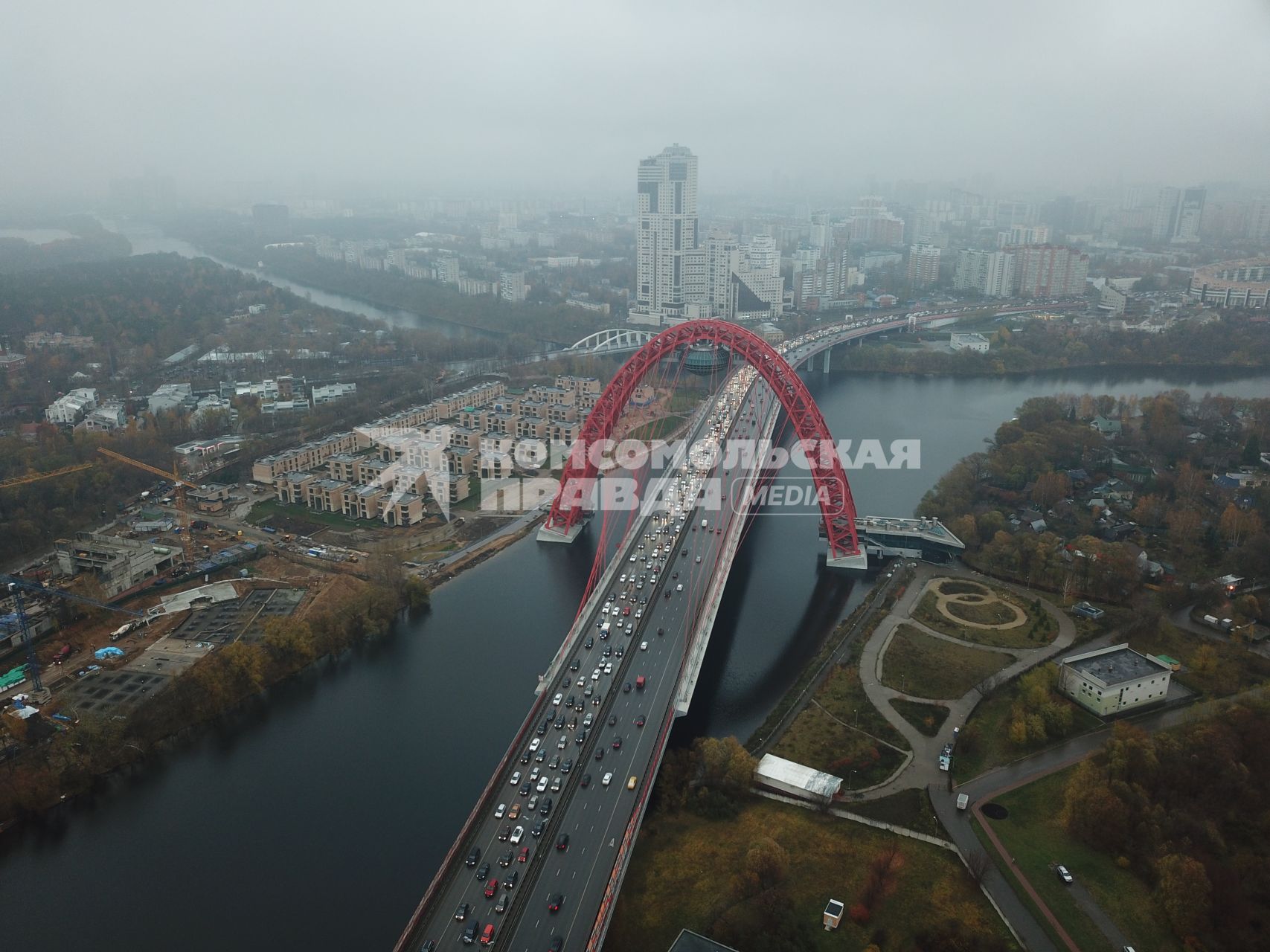Москва.   Вид на Живописный мост через Москву-реку.