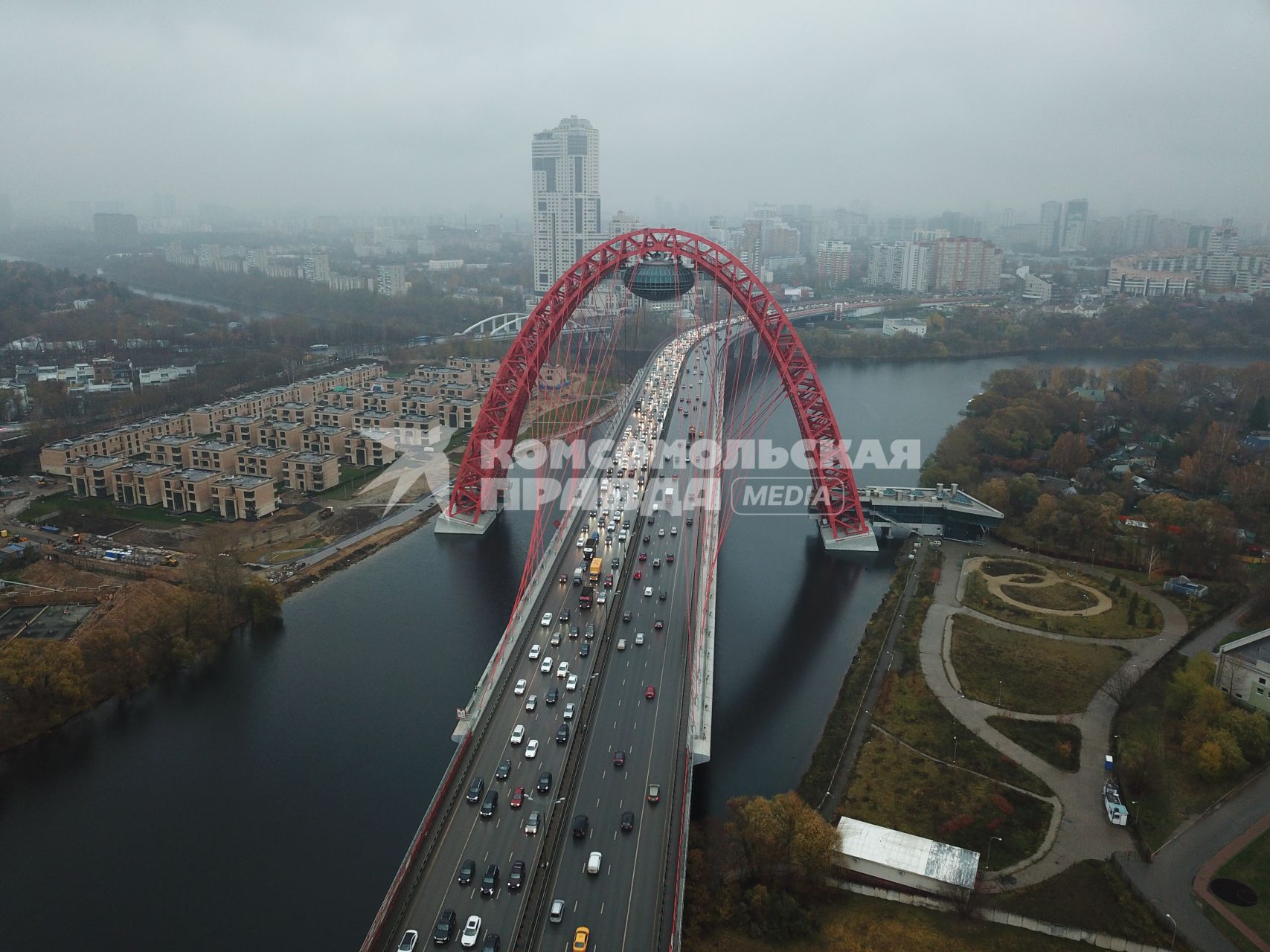 Москва.   Вид на Живописный мост через Москву-реку.