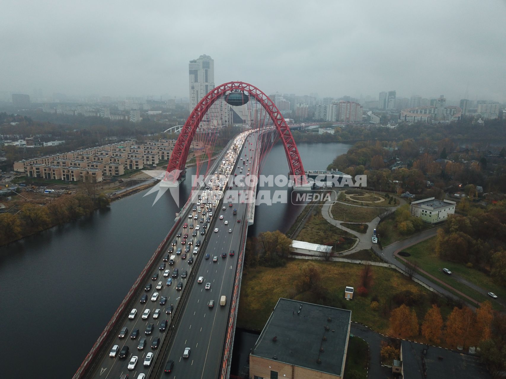 Москва.   Вид на Живописный мост через Москву-реку.