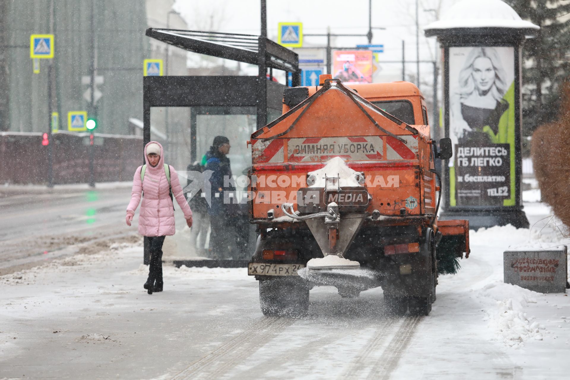 Красноярск.  Машина убирает снег на улице.