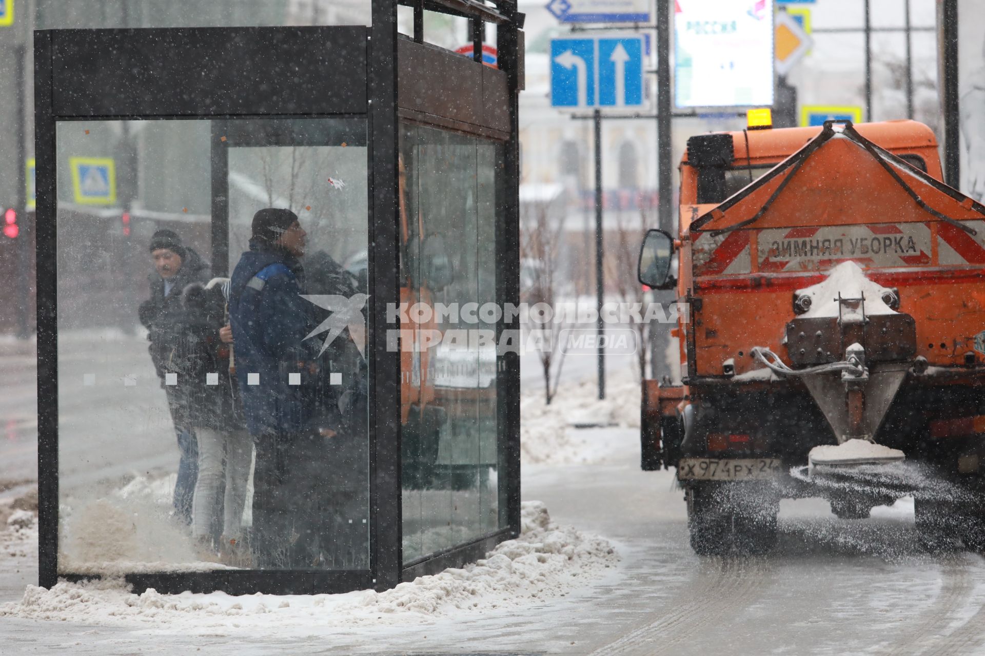 Красноярск.  Машина убирает снег на улице.