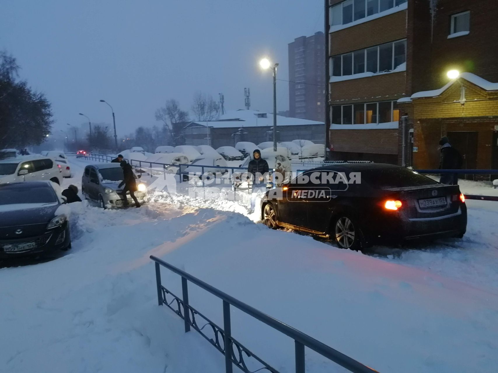 Красноярск.  Занесенные снегом машины на стоянке во дворе дома.