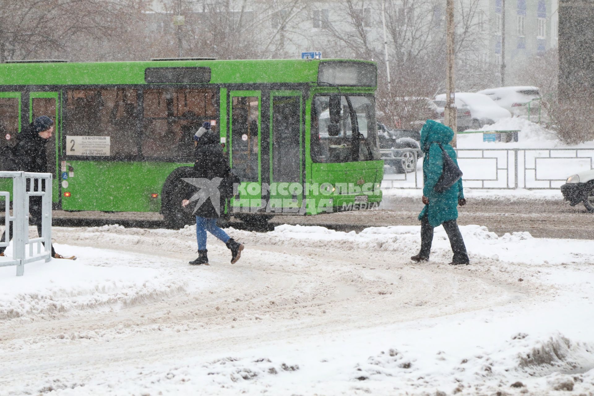 Красноярск. Пешеходы на занесенной снегом  улице города.