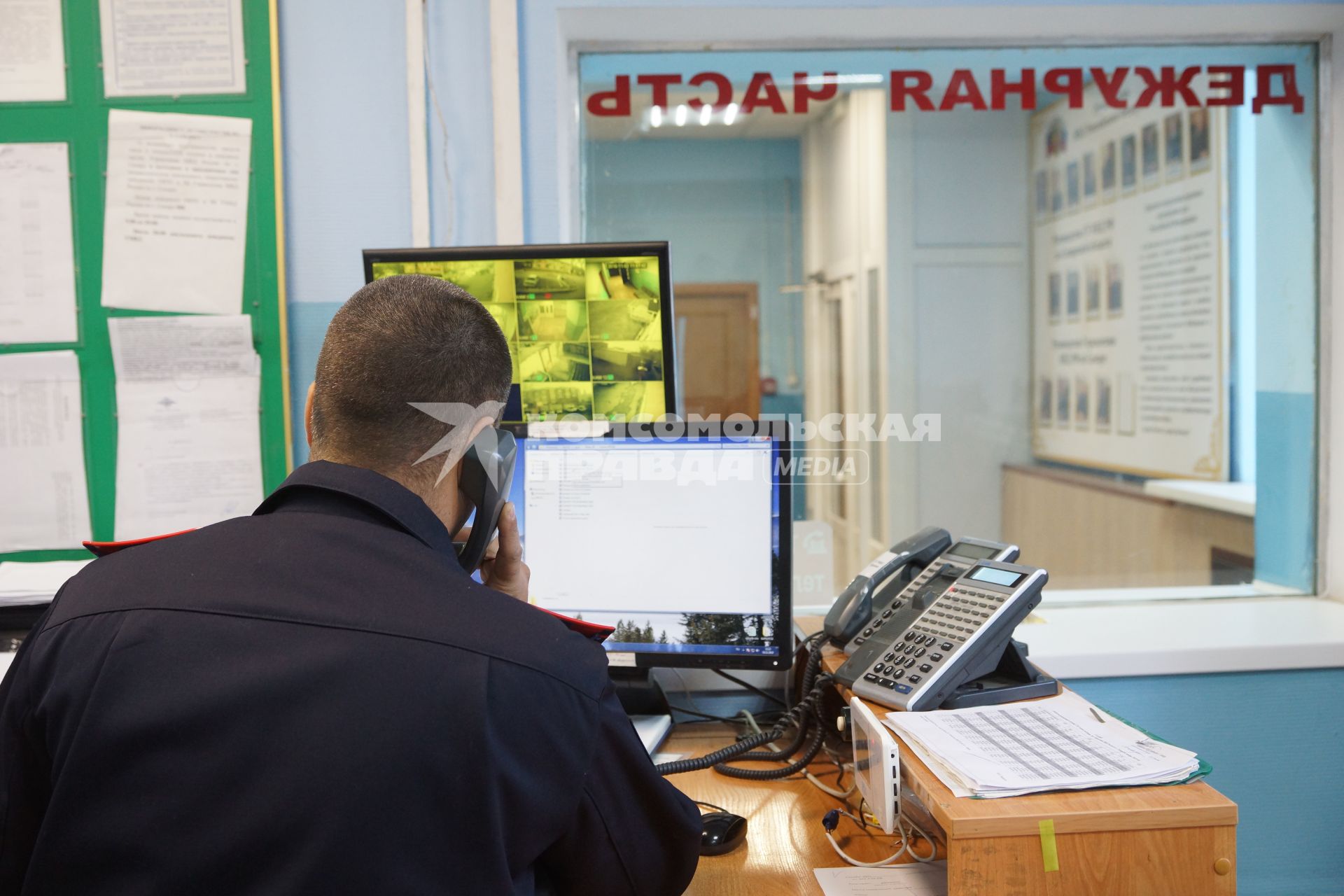 Самара.  Сотрудник полиции в дежурной части Управления внутренних дел.