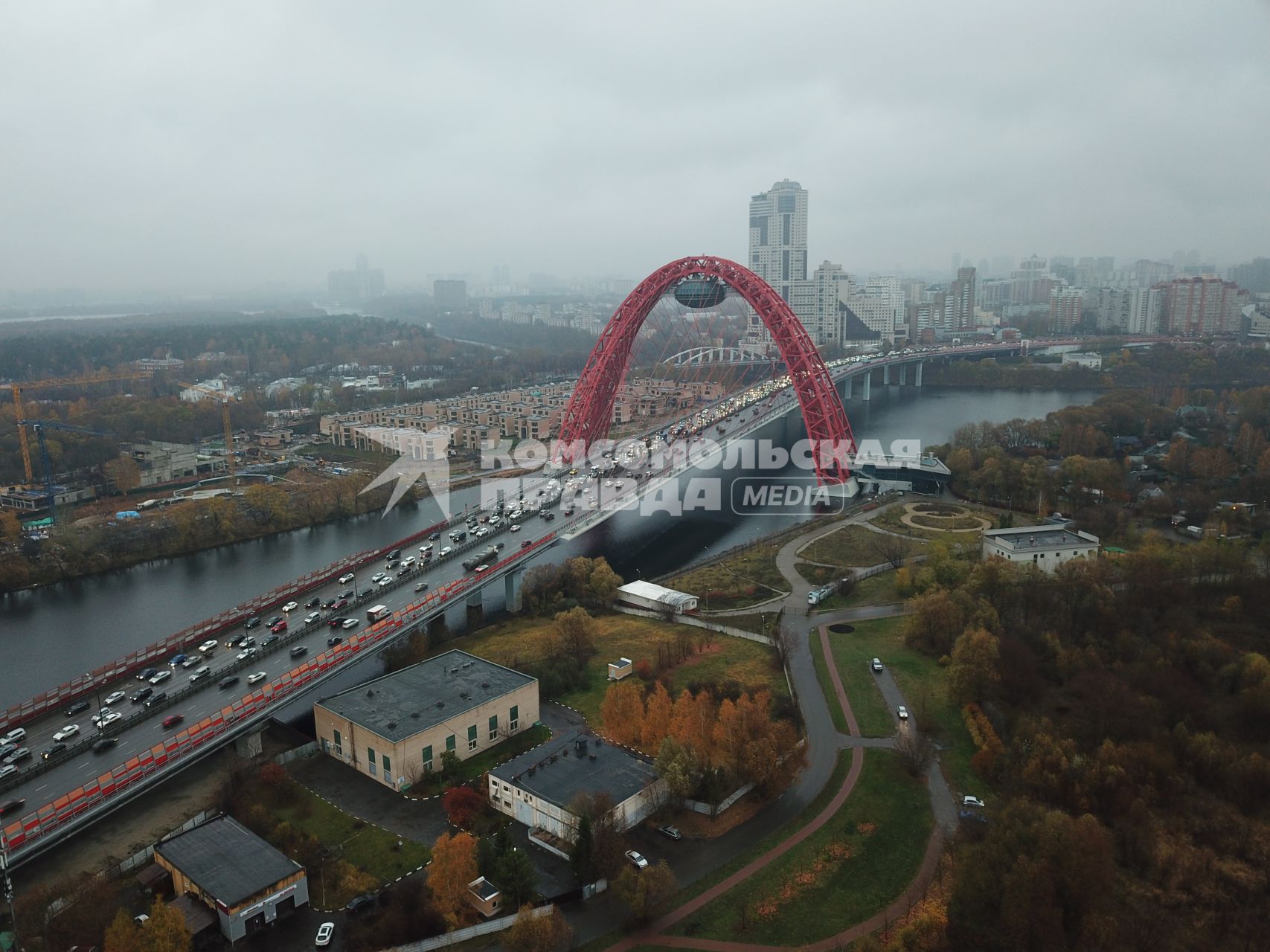 Москва.   Вид на Живописный мост через Москву-реку.