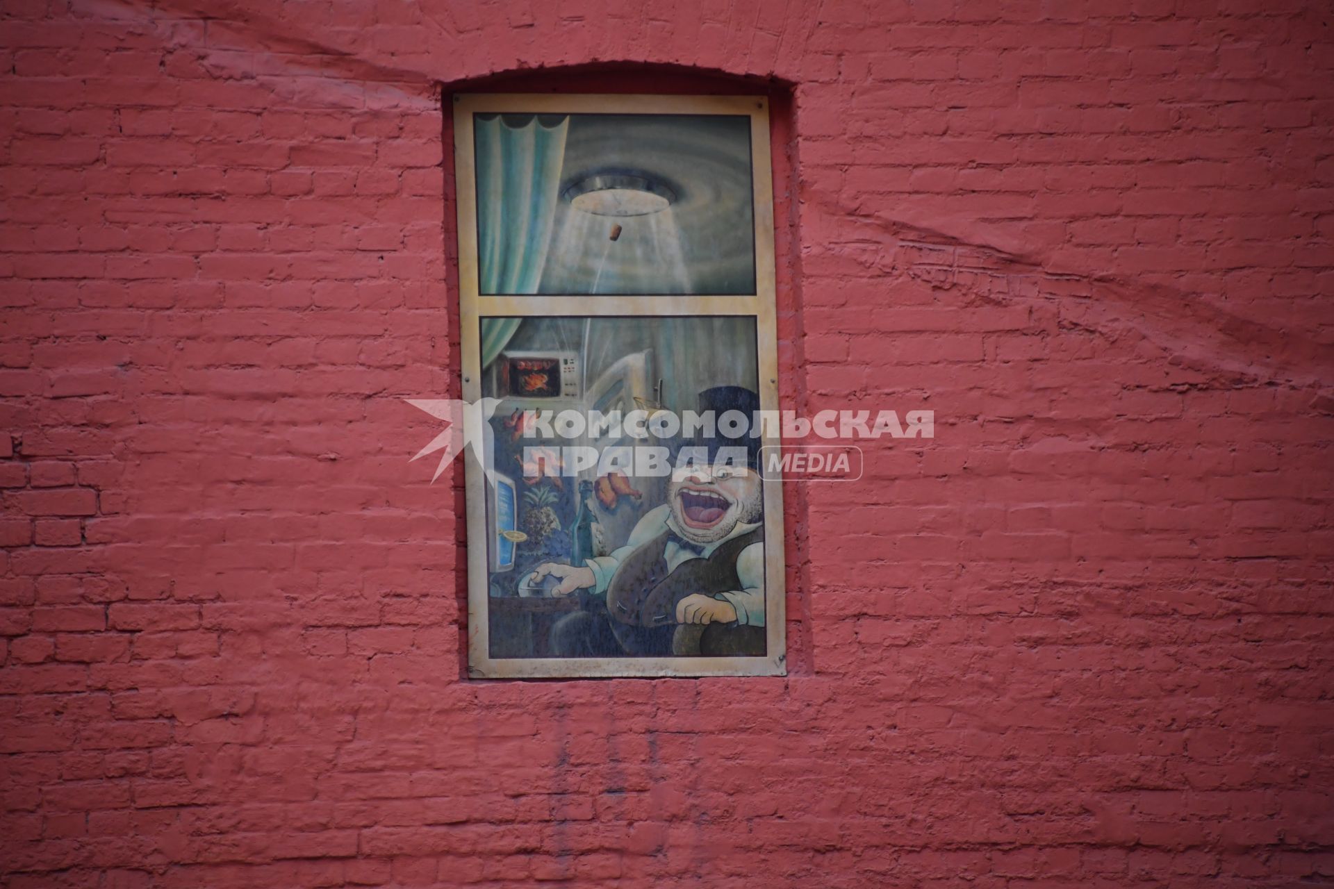 Москва. Граффити `Окна `на стене дома в Голутвинском переулке.