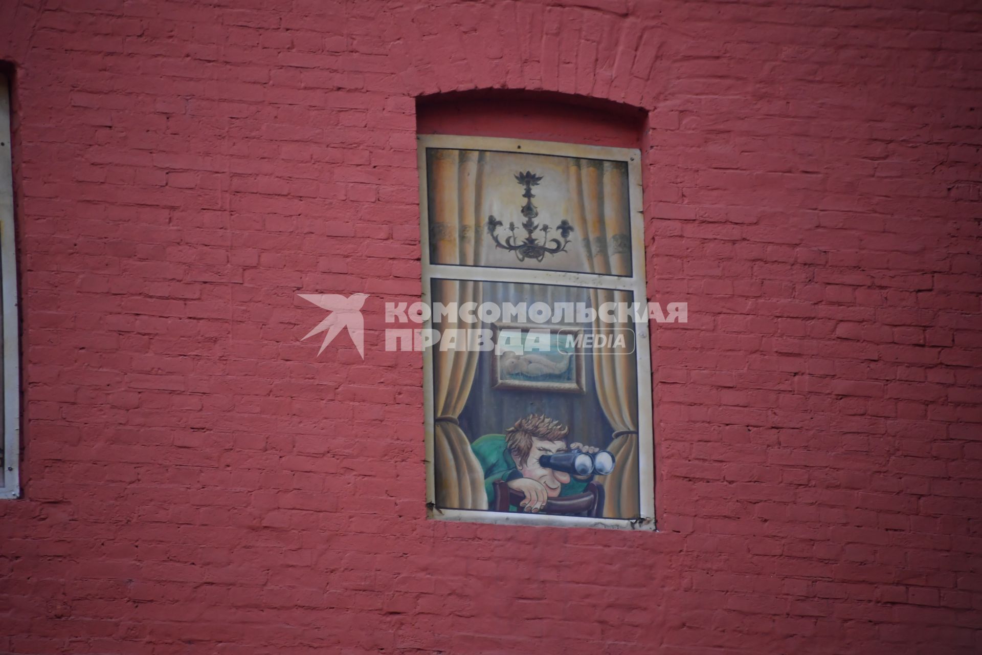 Москва. Граффити `Окна `на стене дома в Голутвинском переулке.