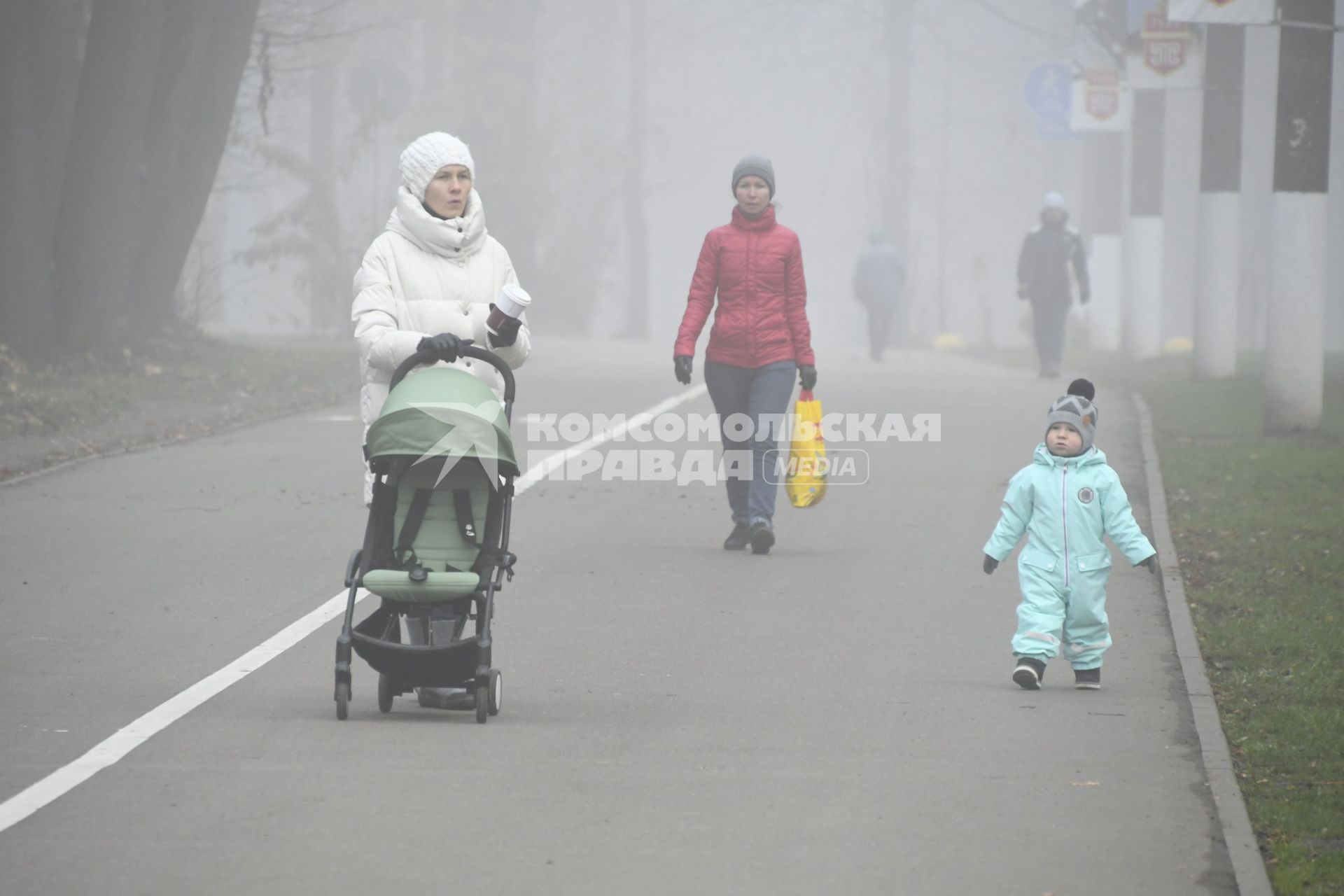 Тула. Женщина во время прогулки с ребенком на одной из улиц города.