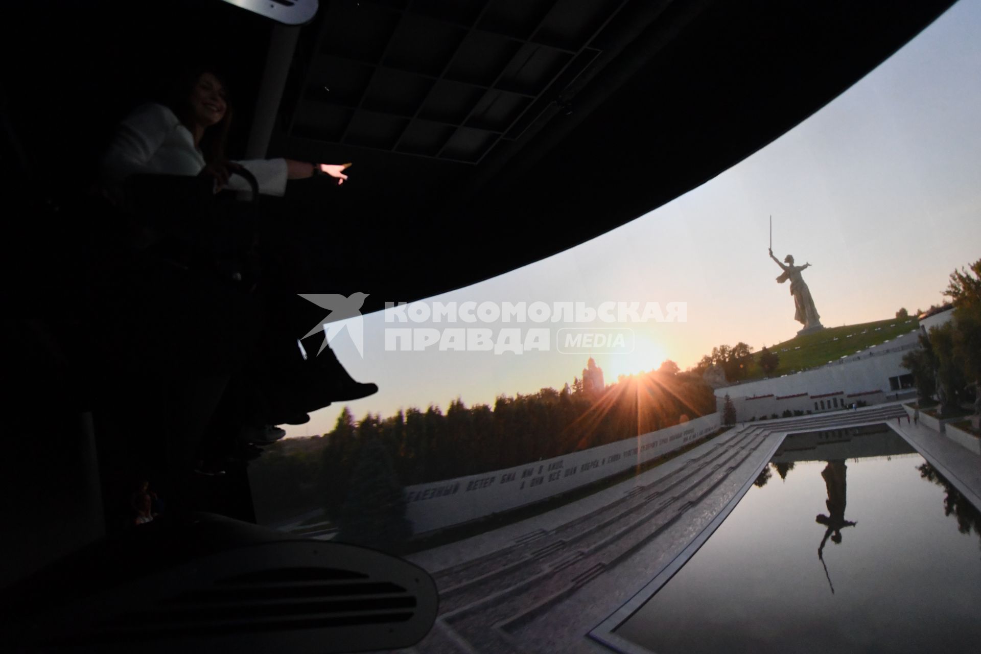 Москва. Зрители в Медиацентре парка `Зарядье`во время  пресс-показа  нового фильма `Полет над Россией`.