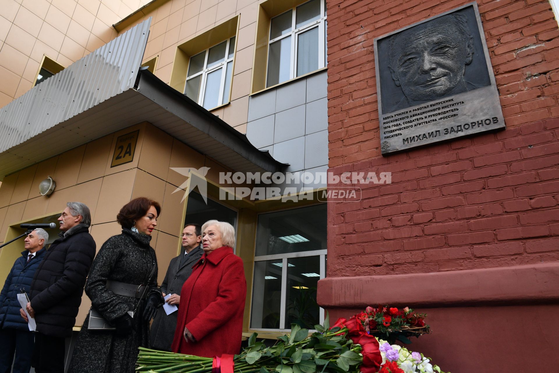 Москва.  Супруга М. Задорнова Елена Бомбина,  сестра М. Задорнова Людмила Задорнова (слева направо) и министр культуры РФ Владимир Мединский (в центре на втором плане) во время церемонии открытия памятной доски писателю-сатирику Михаилу Задорнову в Московском авиационном институте.