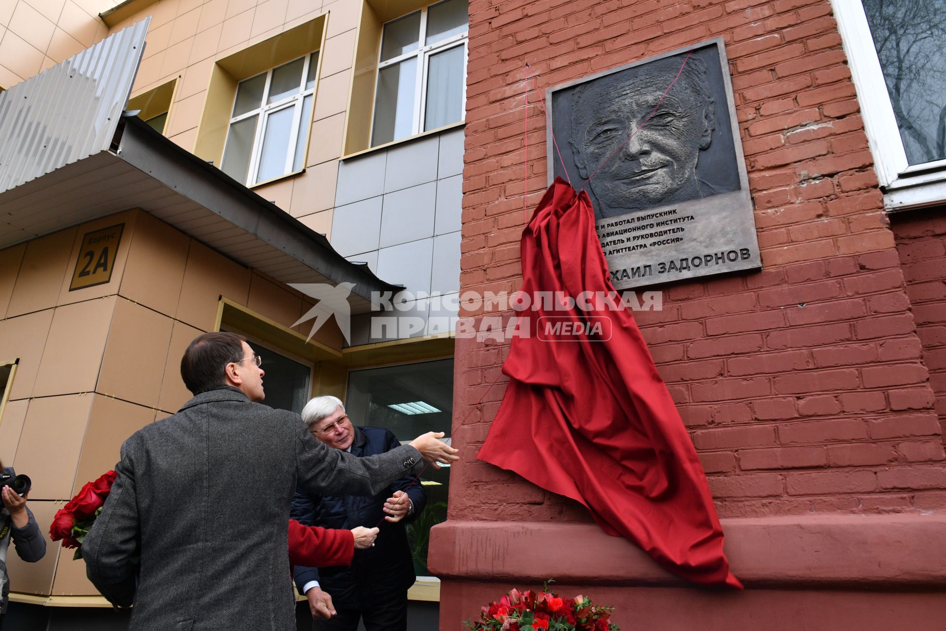 Москва. Министр культуры РФ Владимир Мединский (слева) во время церемонии открытия памятной доски писателю-сатирику Михаилу Задорнову в Московском авиационном институте.