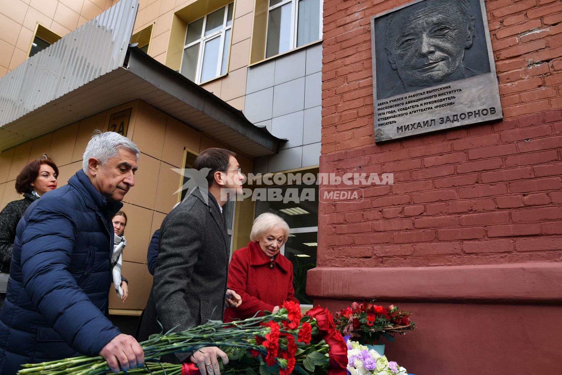 Москва.   Ректор Московского авиационного института Михаил Погосян,  министр культуры РФ Владимир Мединский и сестра М. Задорнова Людмила Задорнова (слева направо) во время церемонии открытия памятной доски писателю-сатирику Михаилу Задорнову в Московском авиационном институте.