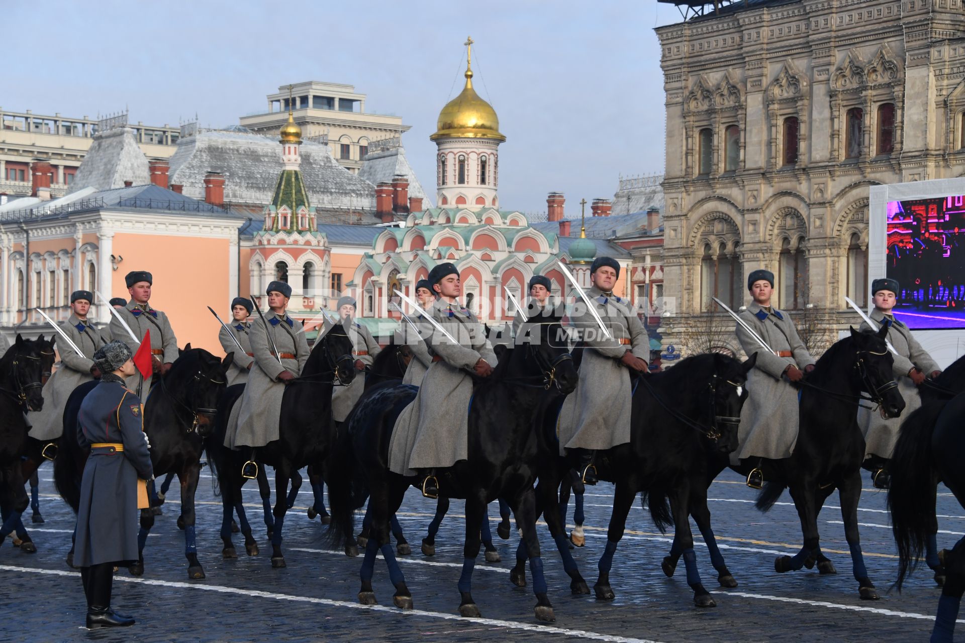 Москва. Участники марша, посвященного 77-й годовщине военного парада 1941 года, на Красной площади.