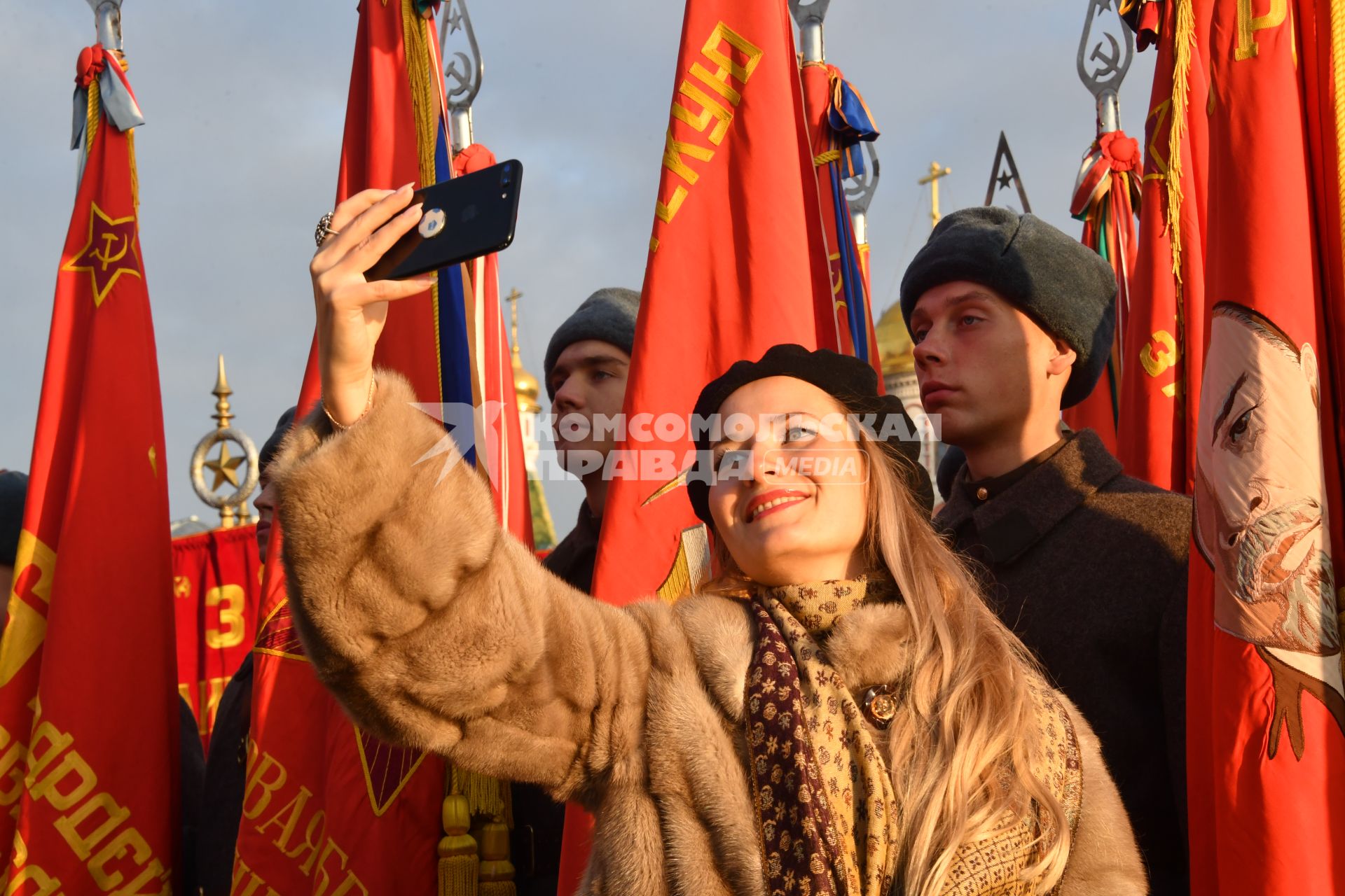 Москва. Девушка фотографируется с участниками марша, посвященного 77-й годовщине военного парада 1941 года, на Красной площади.