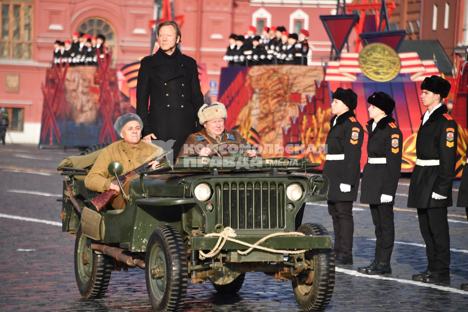 Москва. Актер Дмиртий Харатьян во время марша, посвященного 77-й годовщине военного парада 1941 года, на Красной площади.