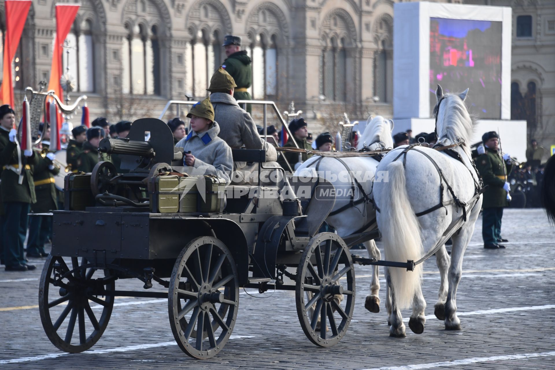 Москва. Участники марша, посвященного 77-й годовщине военного парада 1941 года, на Красной площади.