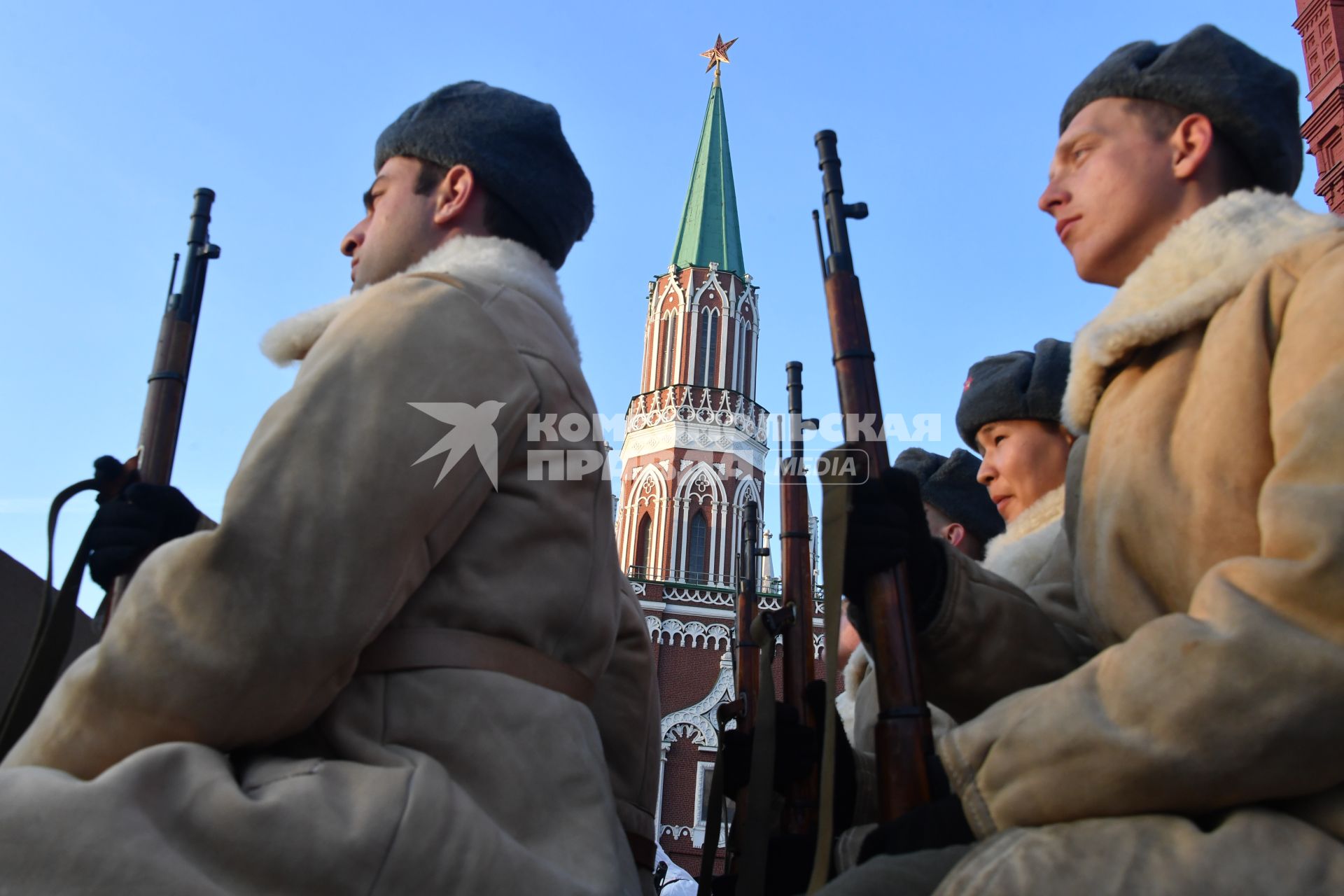 Москва. Участники марша, посвященного 77-й годовщине военного парада 1941 года, на Красной площади.