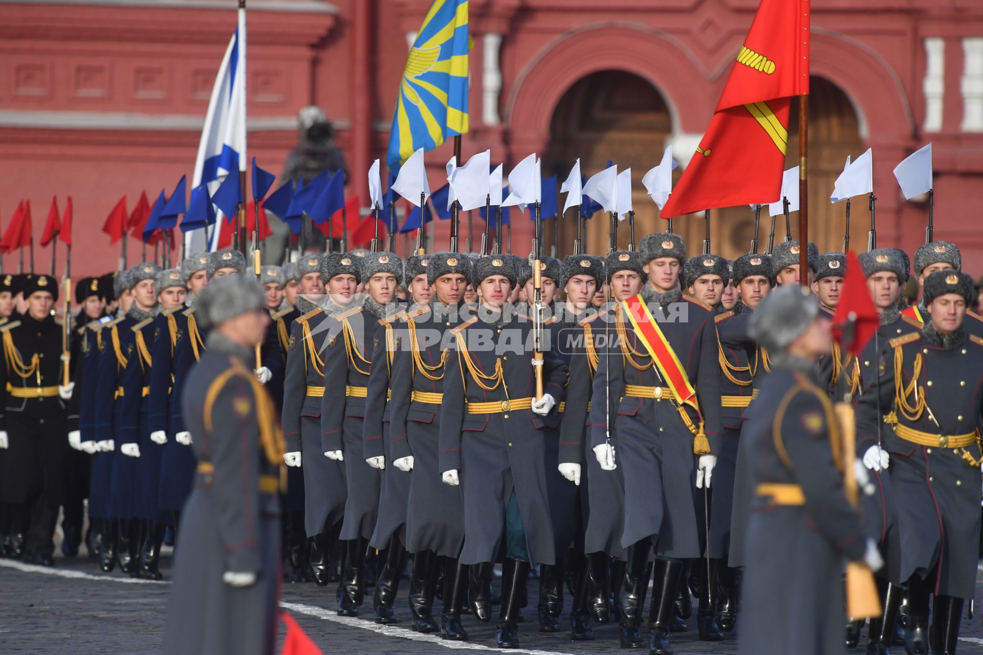 Москва. Участники марша, посвященного 77-й годовщине военного парада 1941 года, на Красной площади.