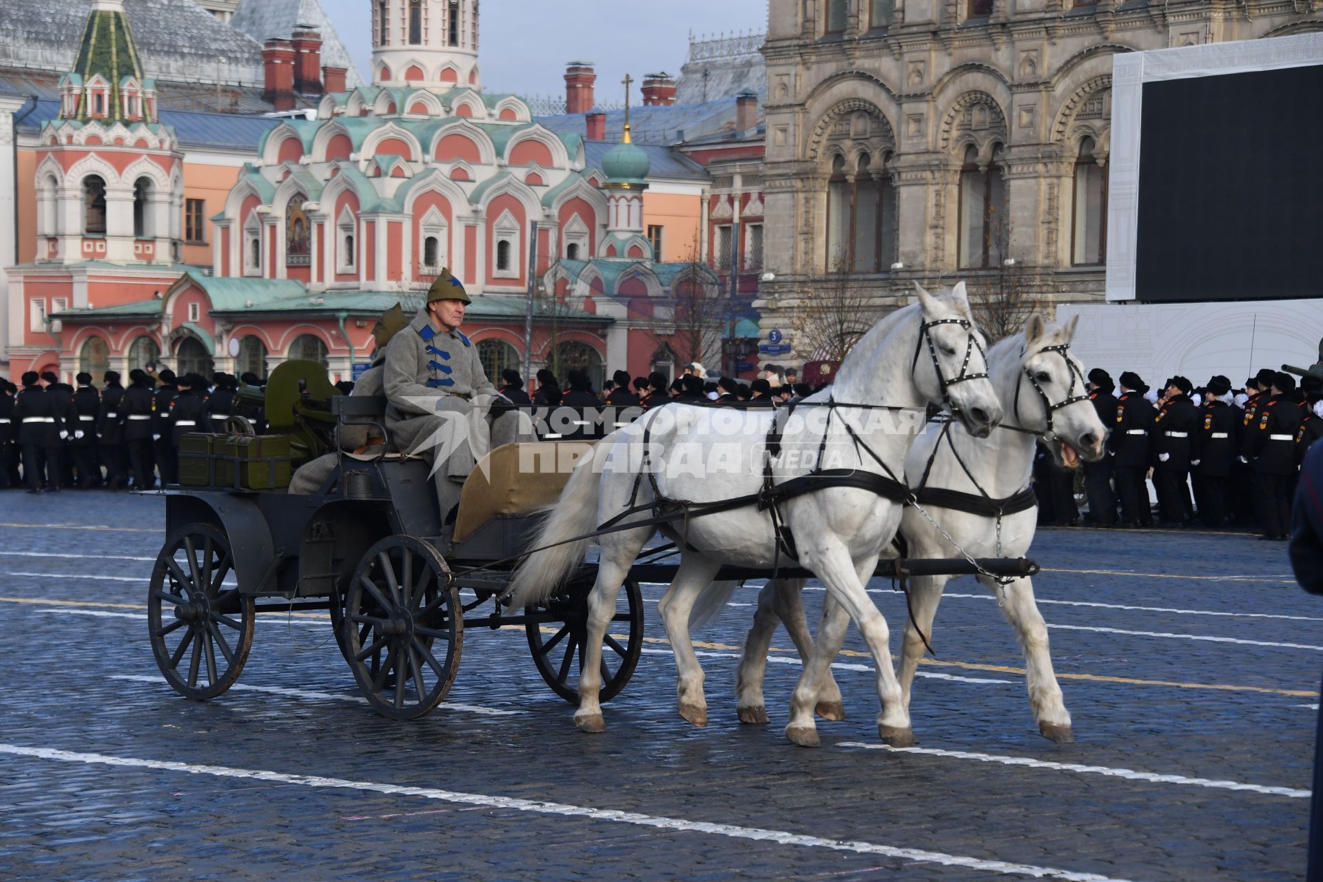 Москва. Участники марша, посвященного 77-й годовщине военного парада 1941 года, на Красной площади.