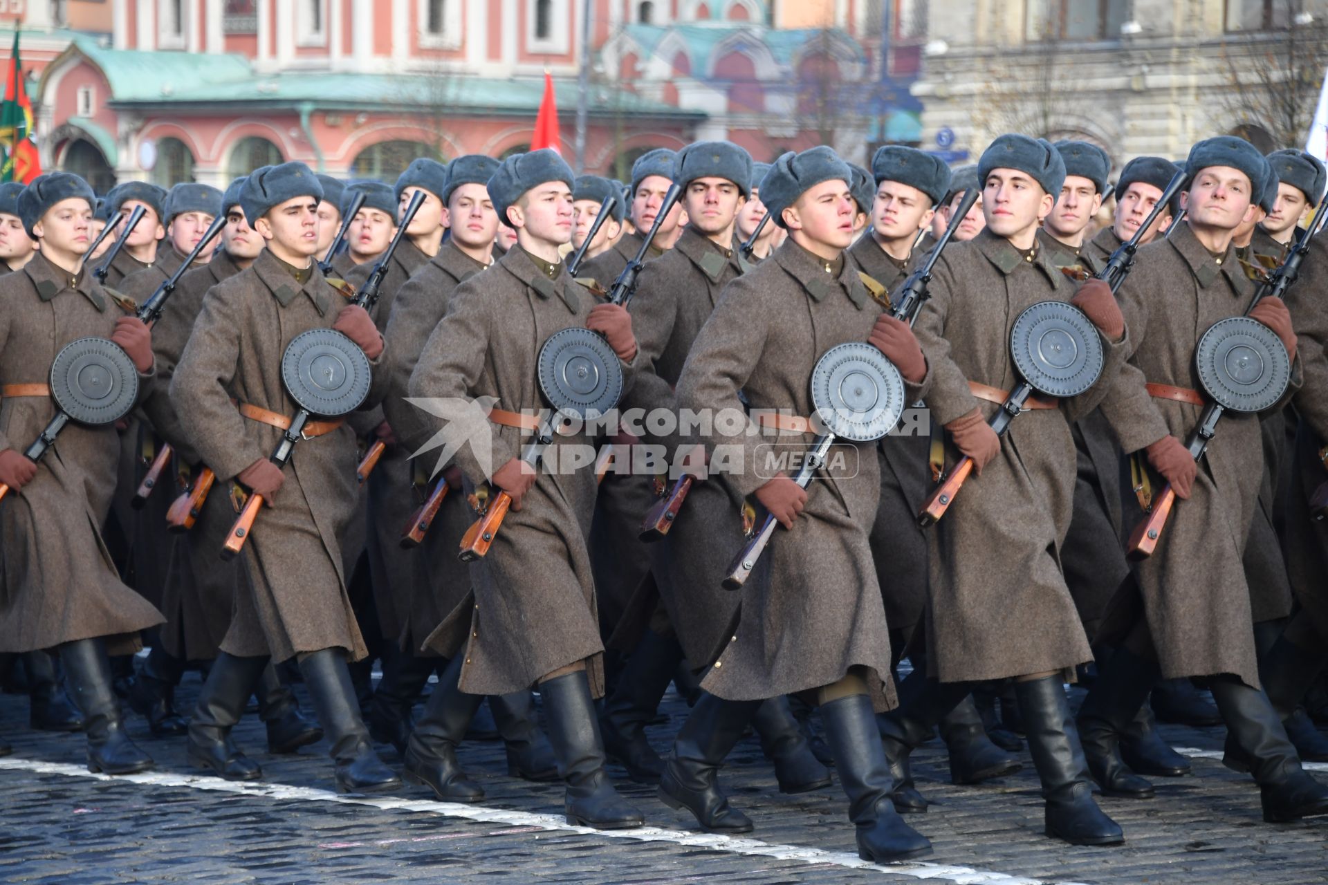 Москва. Участники марша, посвященного 77-й годовщине военного парада 1941 года, на Красной площади.