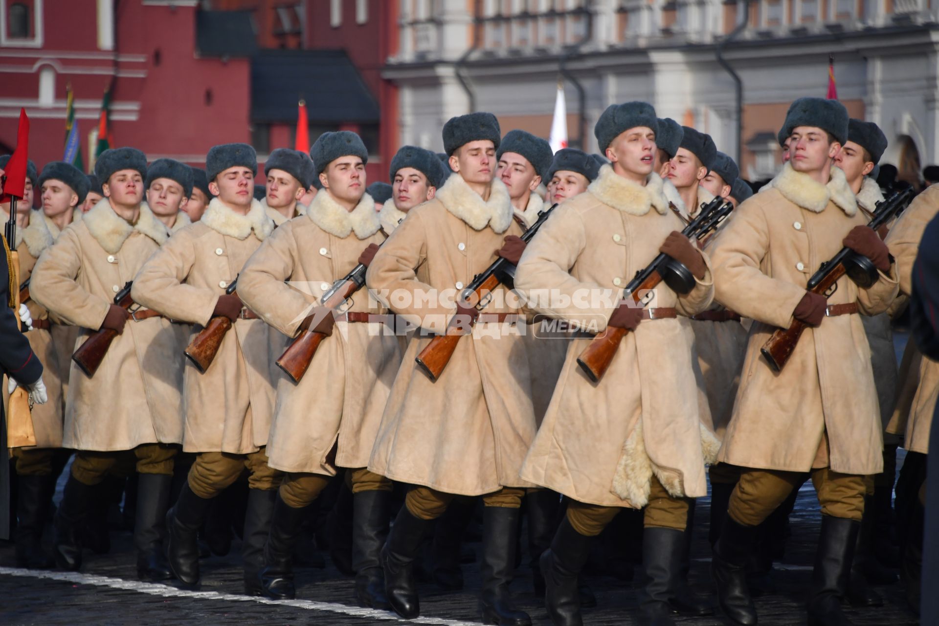 Москва. Участники марша, посвященного 77-й годовщине военного парада 1941 года, на Красной площади.