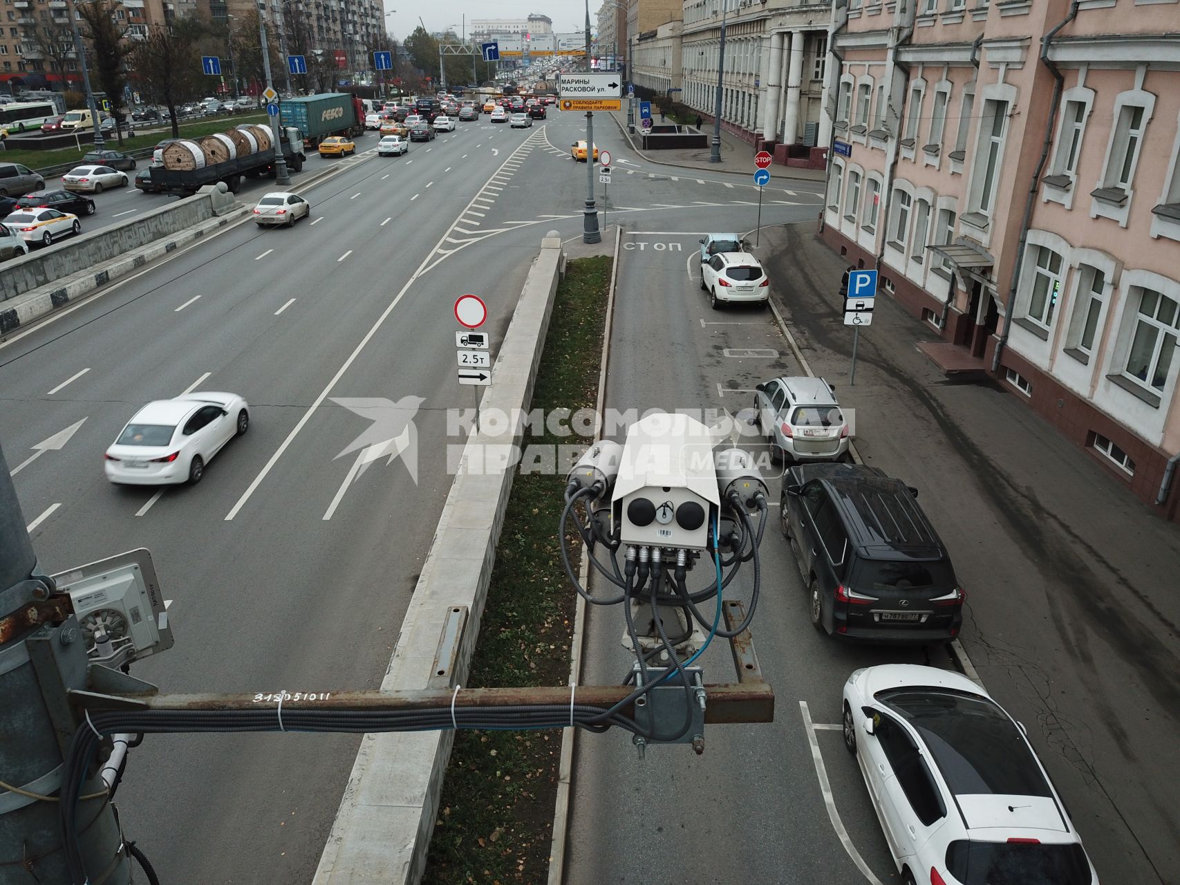 Москва.  На съезде с ТТК на пересечении улиц Нижняя Масловка и Марины Расковой камеры фото-видеофиксации  начали распознавать новый вид нарушения ПДД - выезд за стоп-линию.