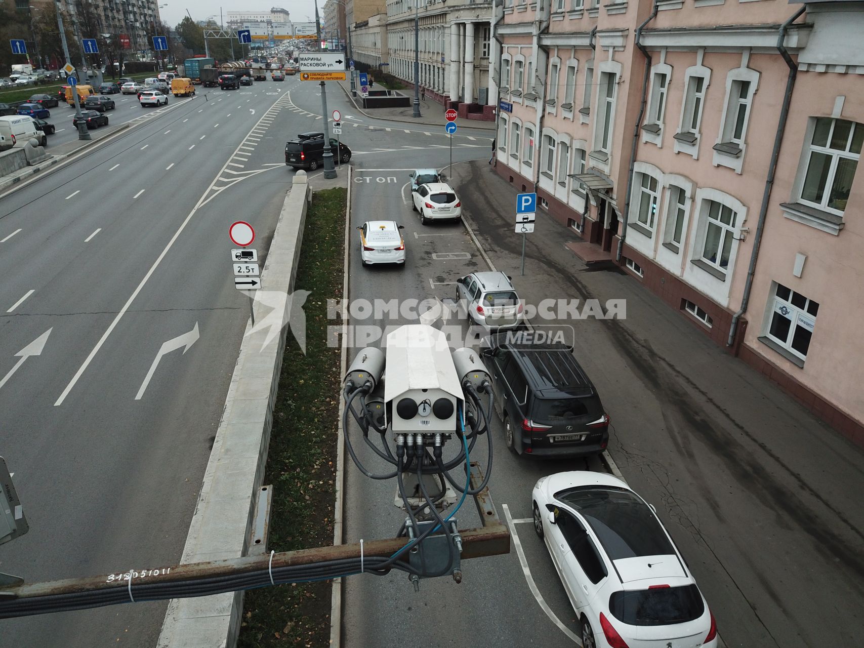 Москва.  На съезде с ТТК на пересечении улиц Нижняя Масловка и Марины Расковой камеры фото-видеофиксации  начали распознавать новый вид нарушения ПДД - выезд за стоп-линию.