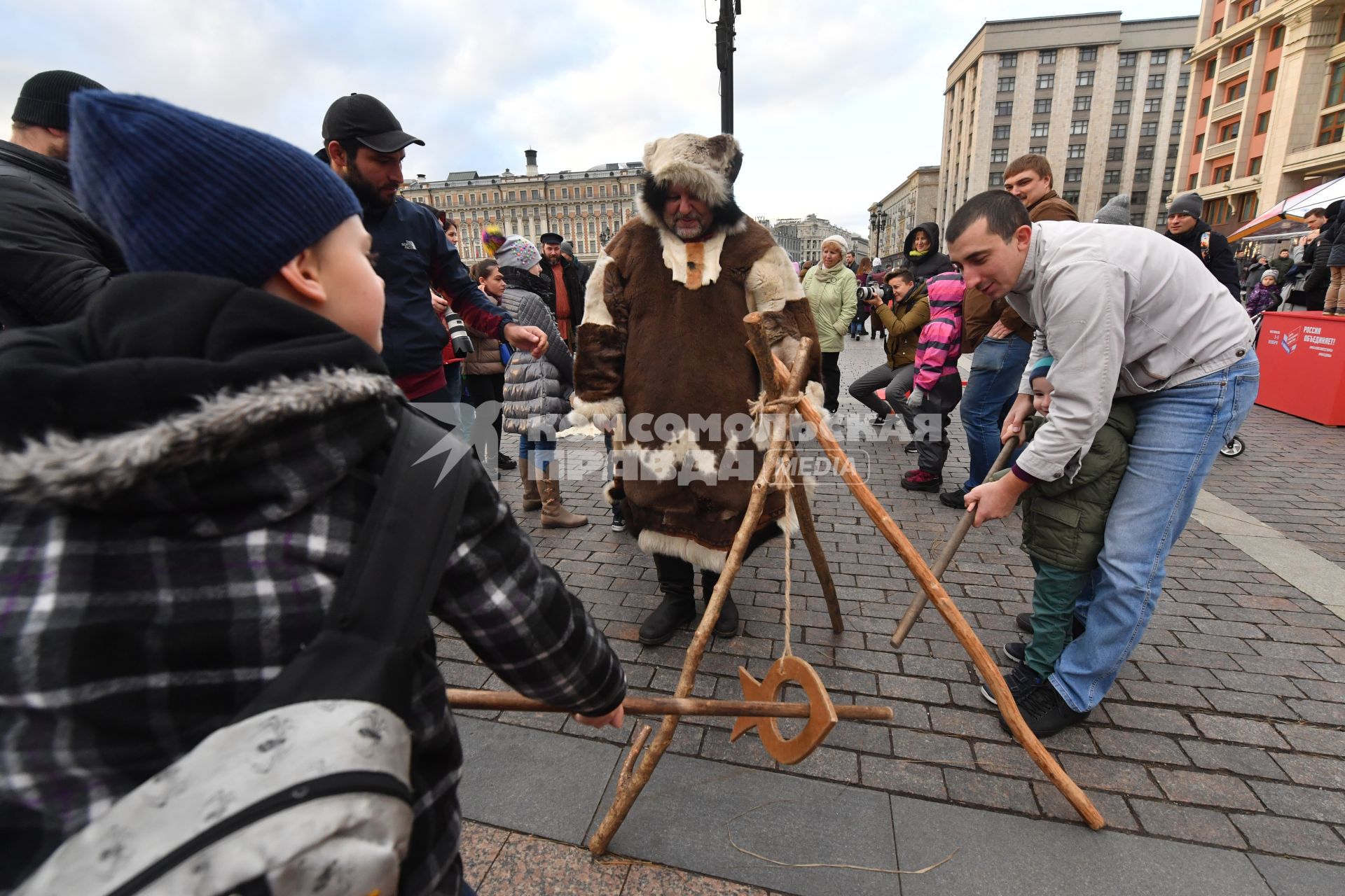 Москва. Народные гуляния на Манежной площади  во время празднования Дня народного единства.