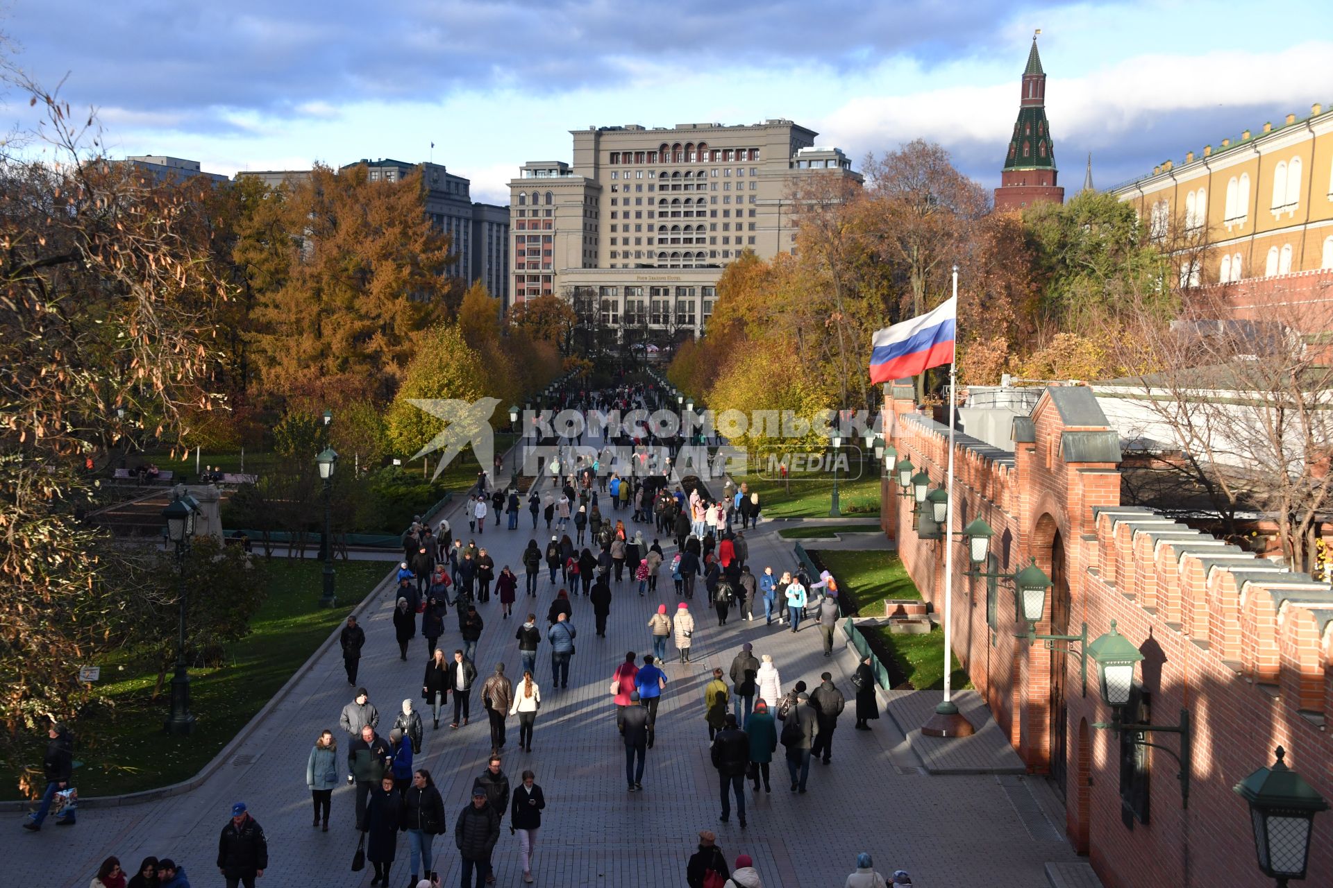 Москва. Вид на Александровский сад с Троицкого моста Кремля.