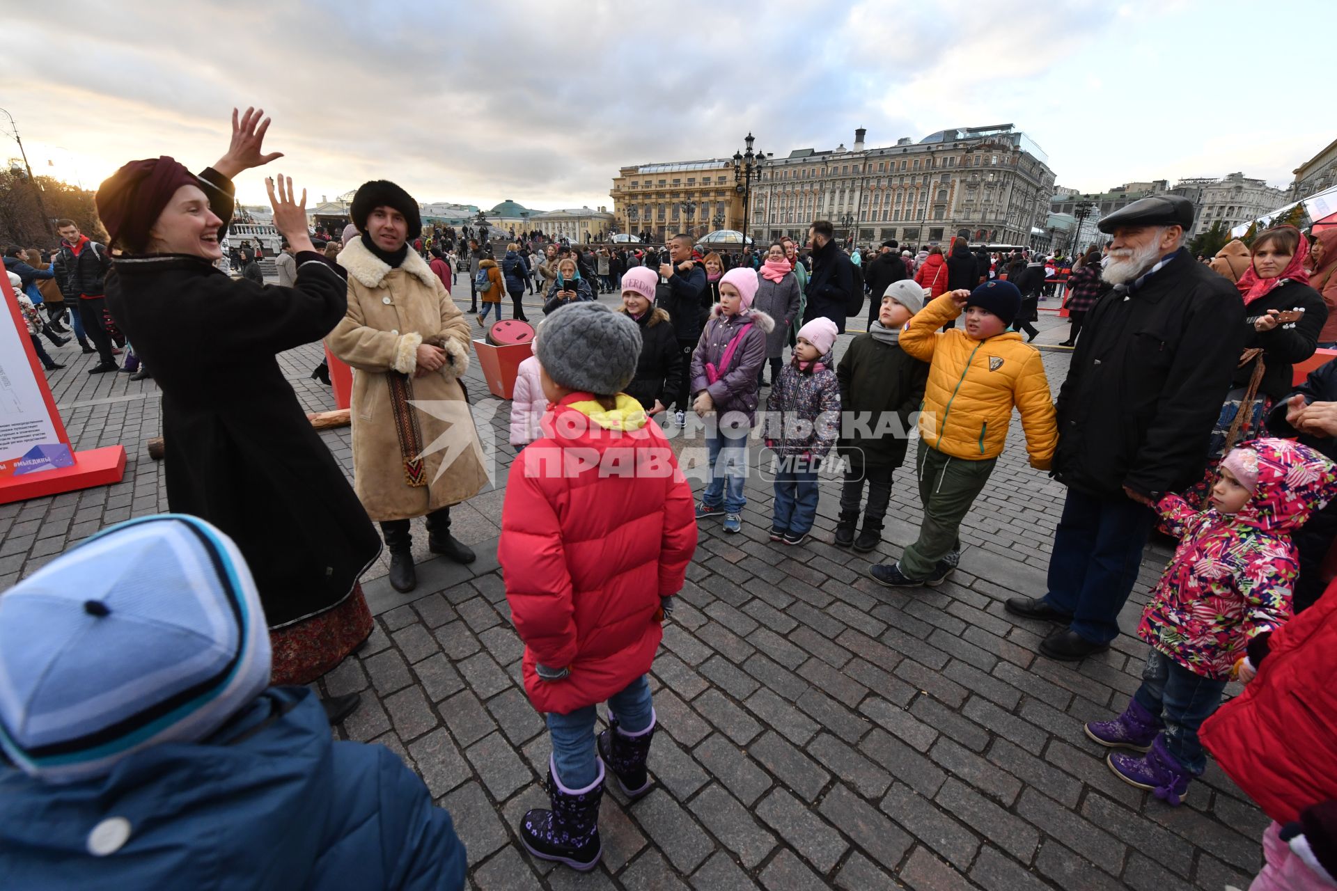 Москва. Народные гуляния на Манежной площади  во время празднования Дня народного единства.