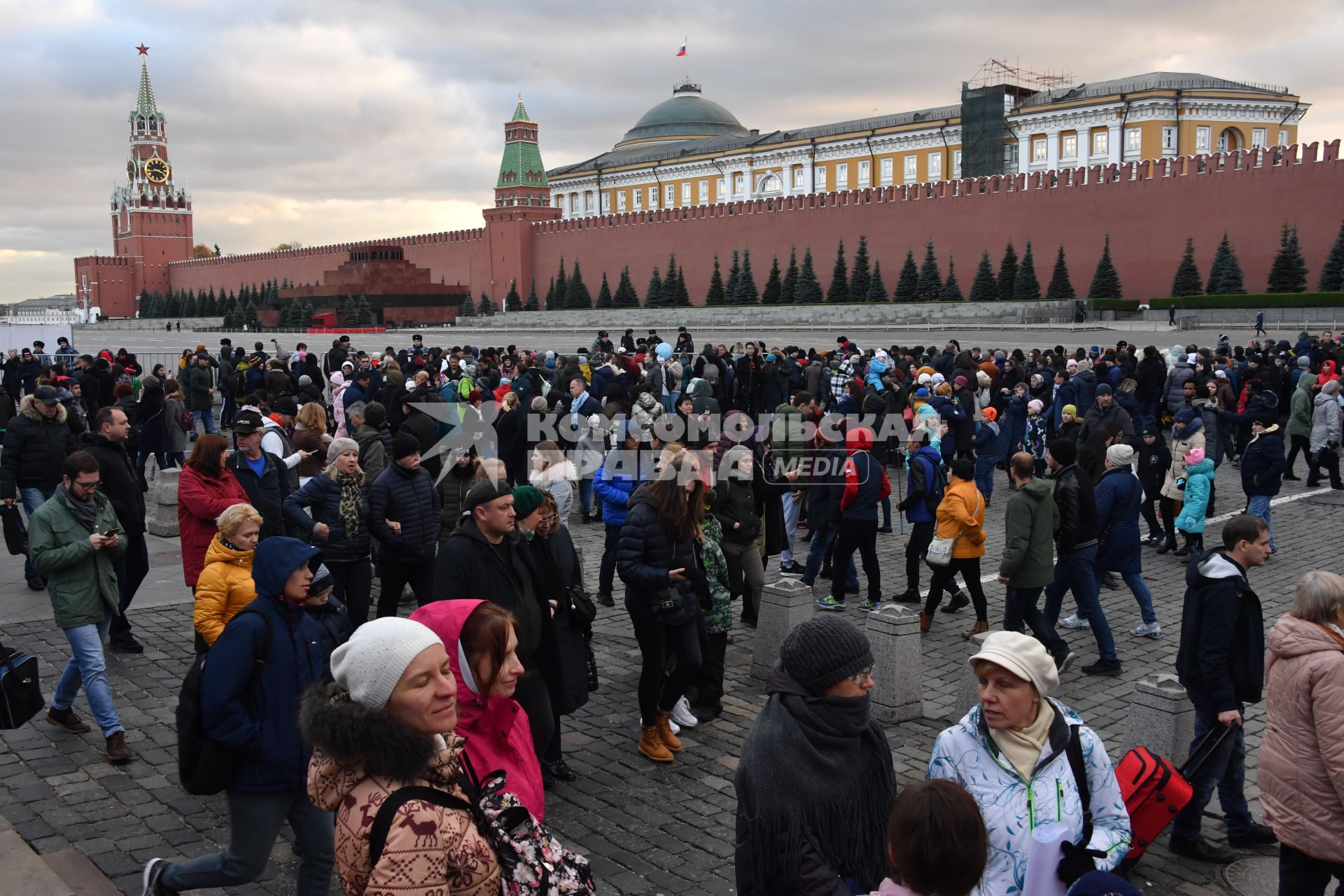 Москва. Народные гуляния на Красной площади  во время празднования Дня народного единства.