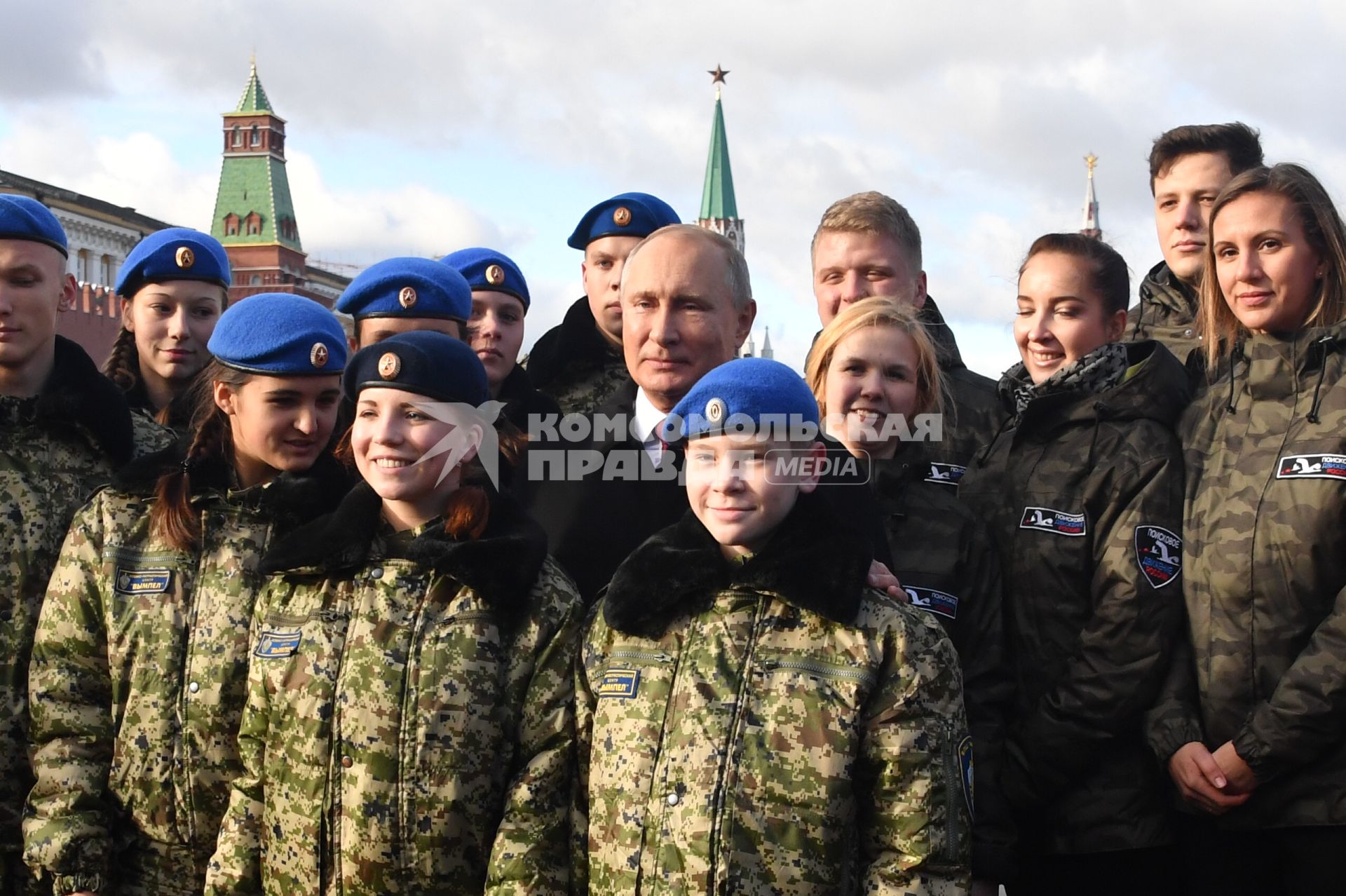 Москва. Президент РФ Владимир Путин фотографируется с представителями молодежных организаций после церемонии возложения цветов к памятнику Кузьме Минину и Дмитрию Пожарскому на Красной площади в рамках мероприятий, посвященных Дню народного единства.