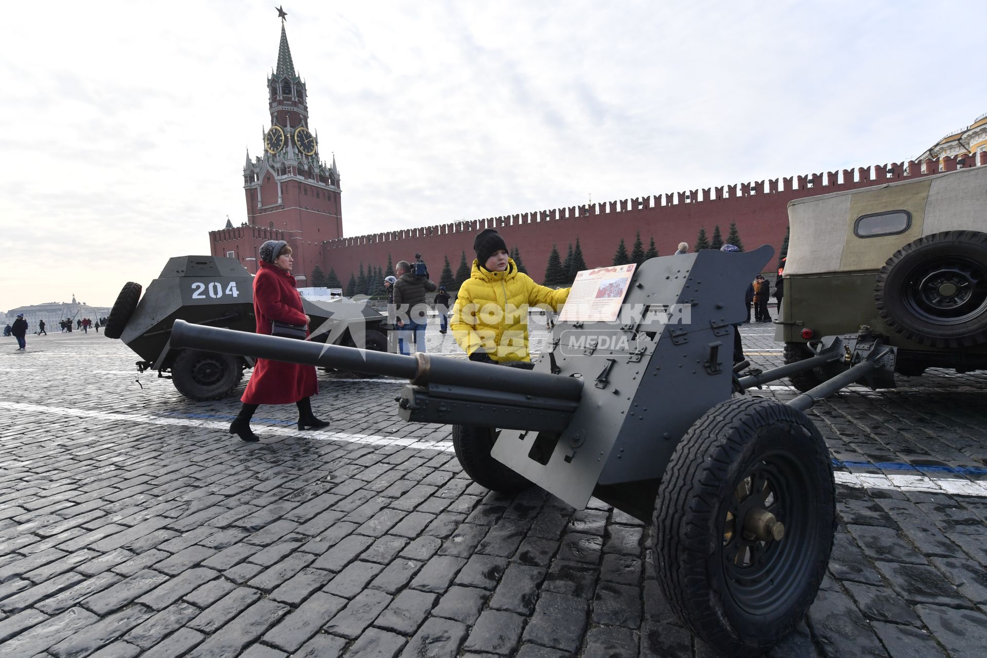 Москва. Мальчик  рядом с пулеметом времен Великой Отечественной войны после проведения  марша, посвященного 77-й годовщине военного парада 1941 года, на Красной площади.