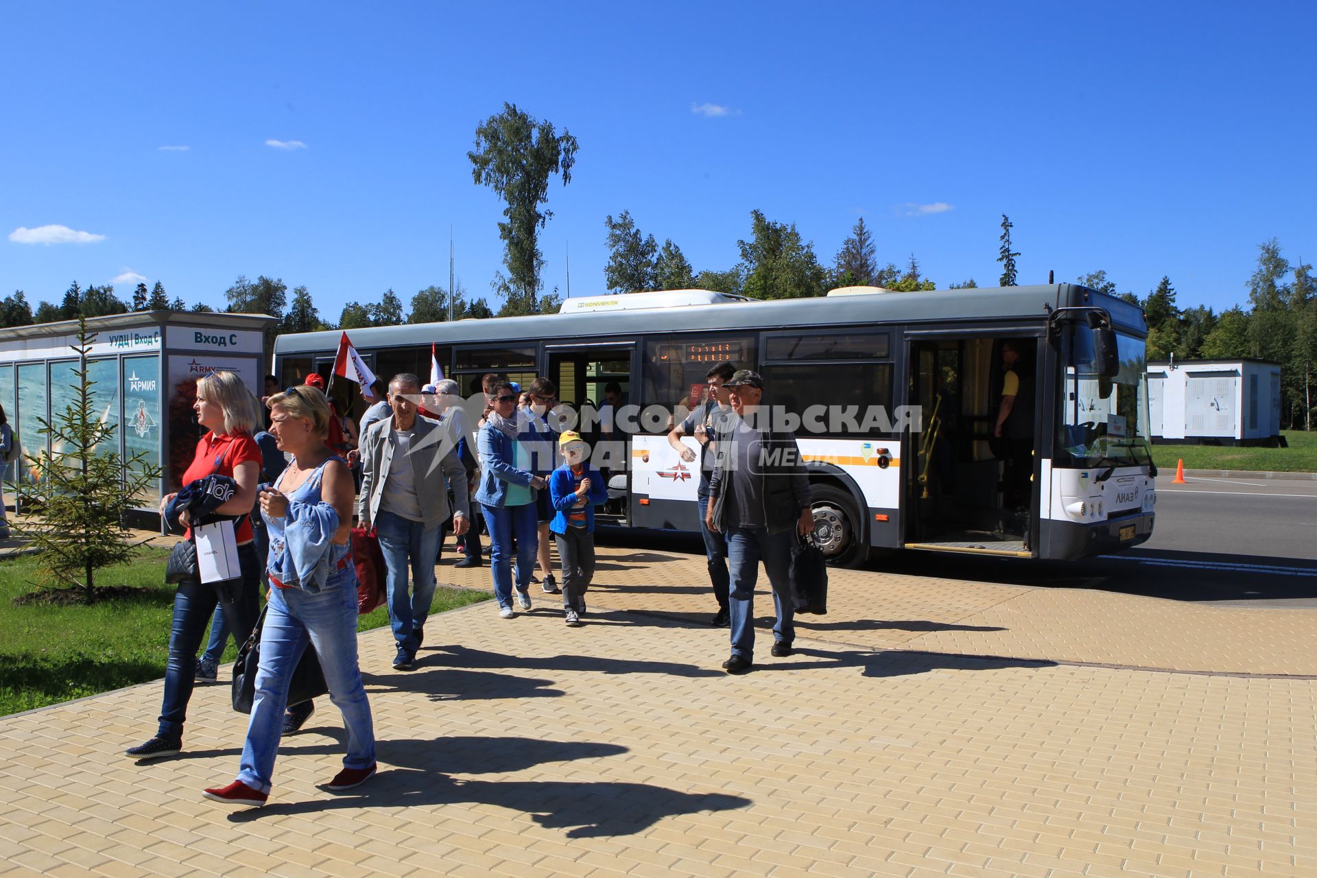 Диск 301. автобусная остановка пассажиры